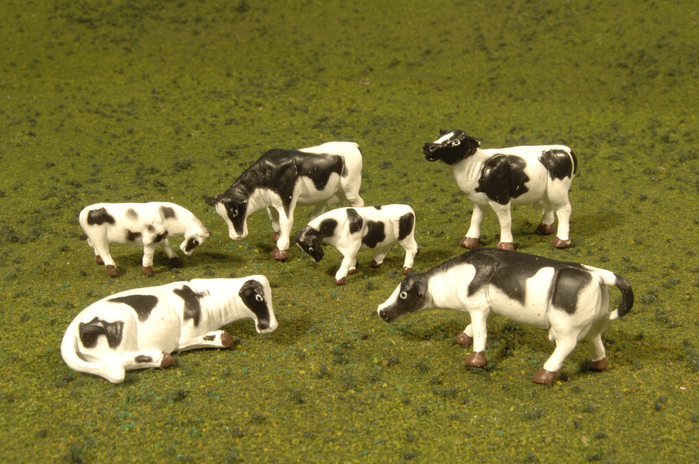 Bachmann O Scale COWS - Black & White Figures - 6 Pieces  33153  NIB NEW