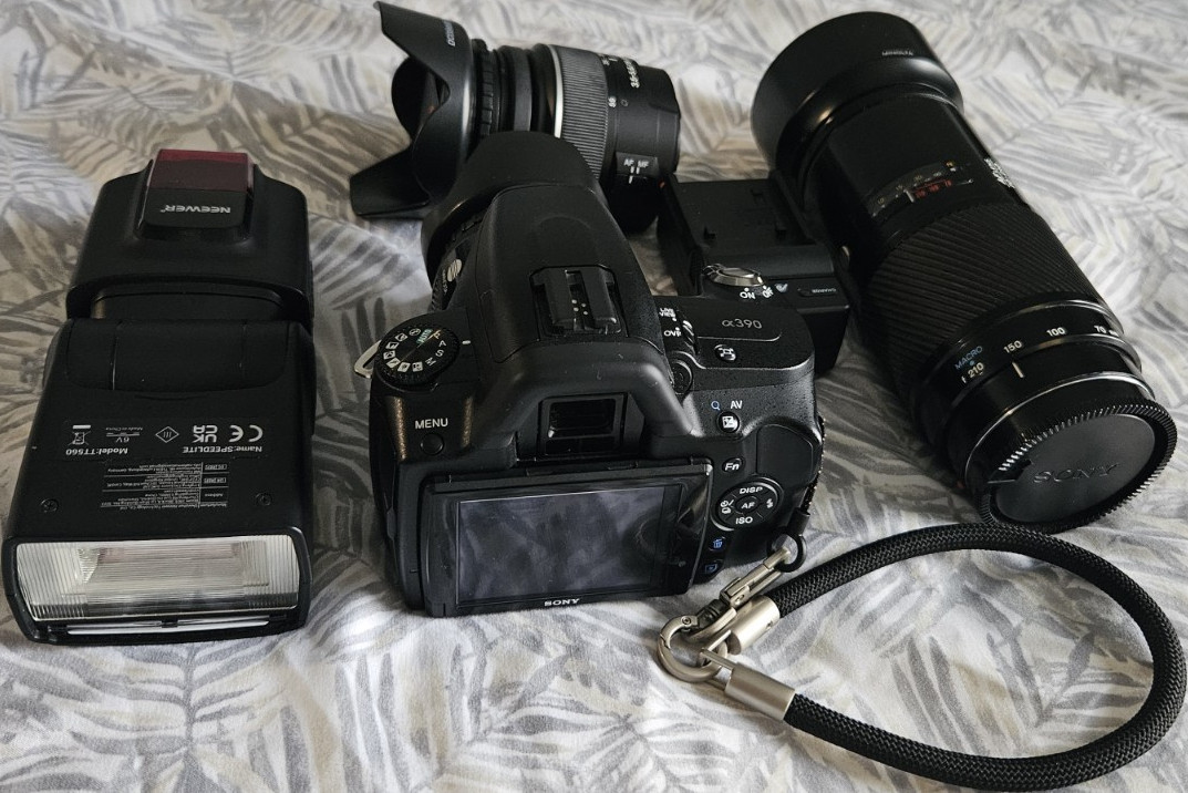 Sony α390 Camera Bundle with Minolta Lenses, Neewer TT560 Flash, Charger