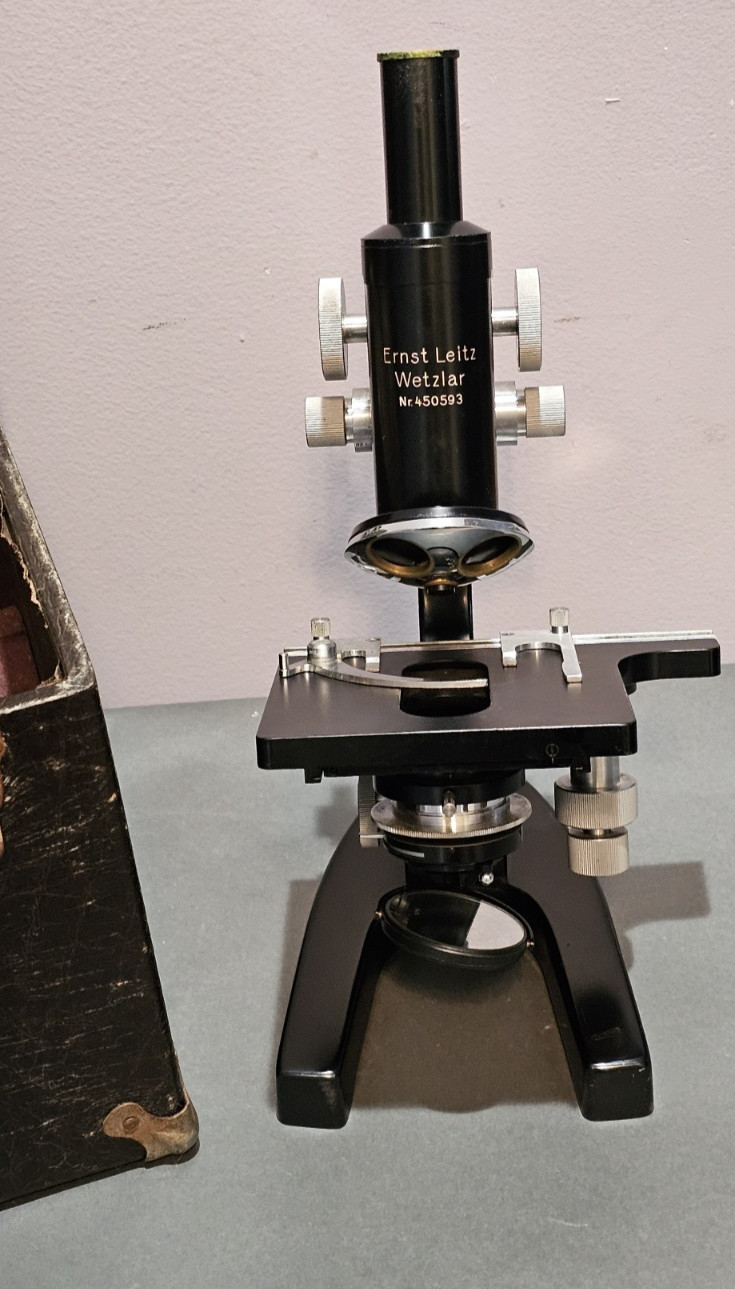 Ernst Leitz Wetzlar NR 450593 Vintage Microscope In Case With Extra Lenses, Case