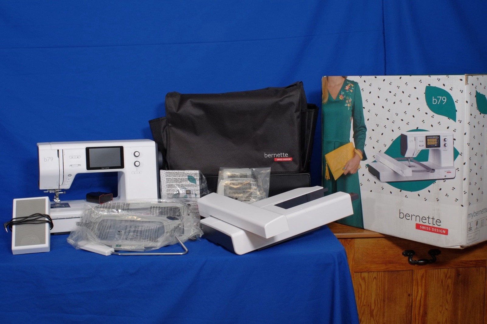 Bernette B79 Computerized Embroidery&Sewing Combo+Original Accessories Pristine