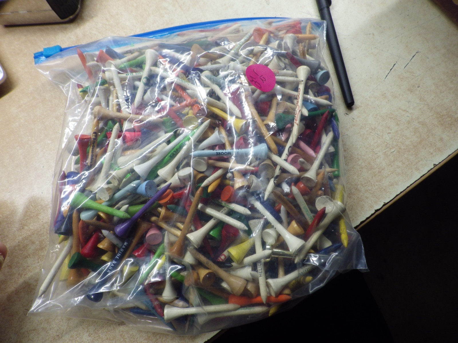 HUGE LOT OF VTG WOODEN GOLF ADVERTISING TEES ALL OVER THE COUNTRY