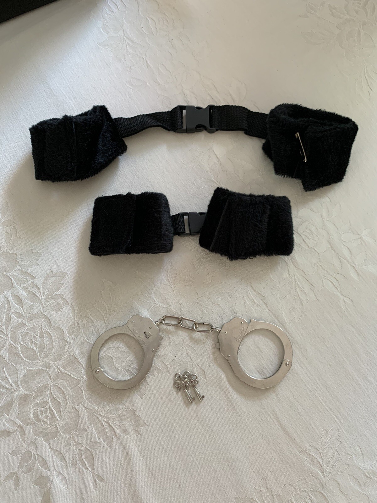 Lot 3 STEEL HANDCUFFS KEYS METAL Fur POLICE MAGIC TRICK PRANK GAG GIFT PARTY TOY