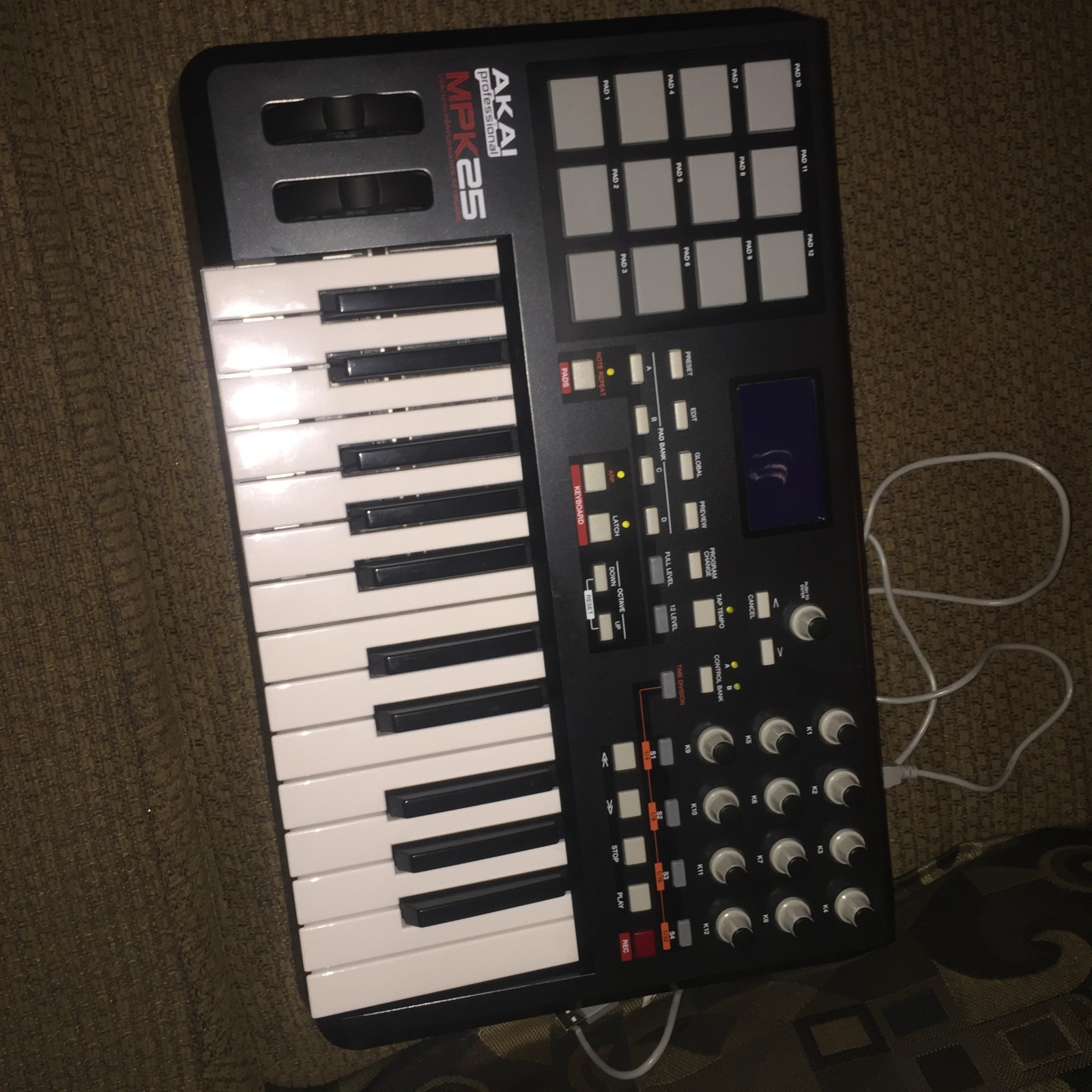 Akai MPK25 USB/MIDI Keyboard Controller 25 Semi-Weighted Keys Pad Triggers