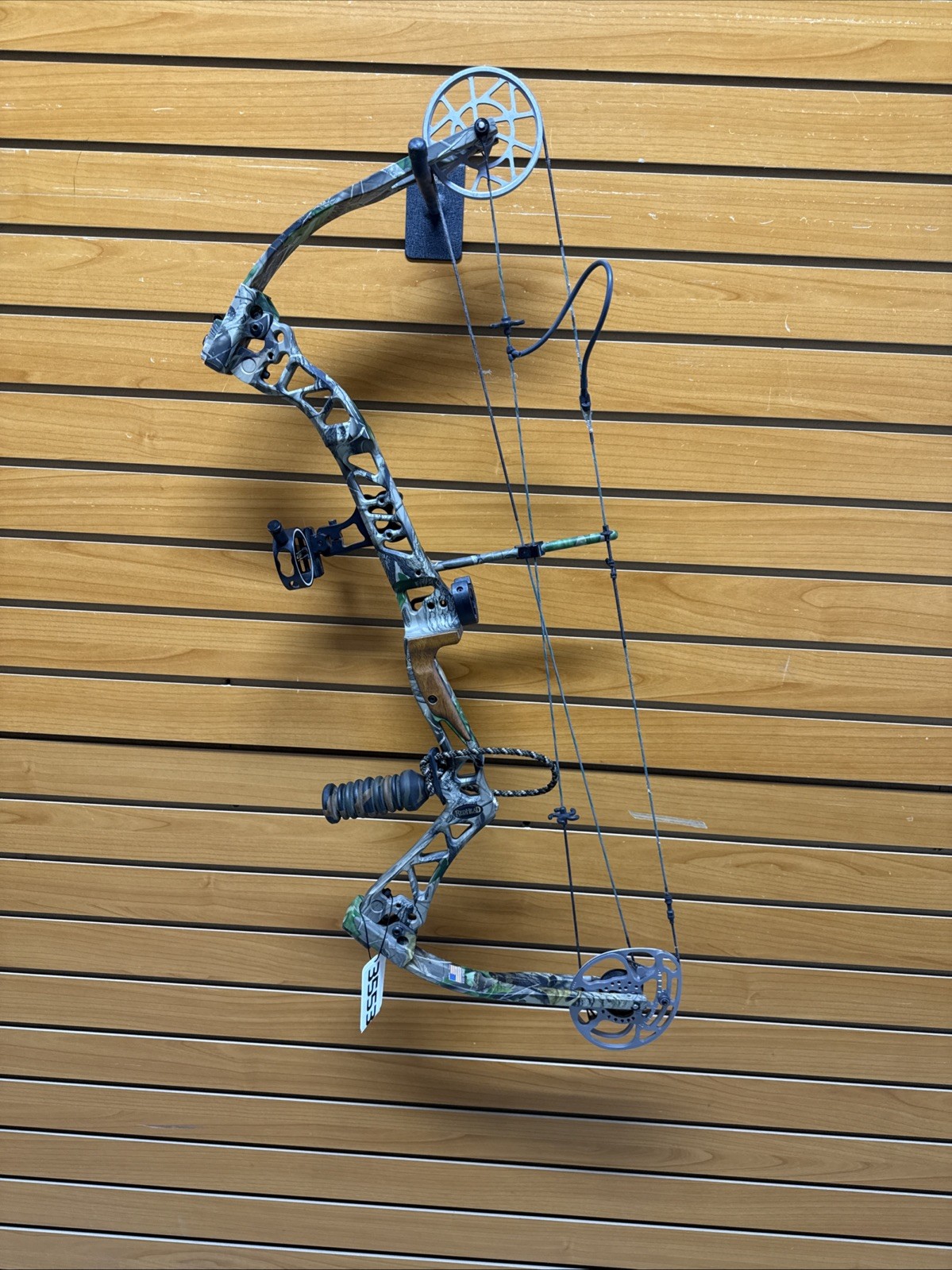Item 3553 - Redhead Archery Compound Bow - Toxik - RH - 3 Pin Sight