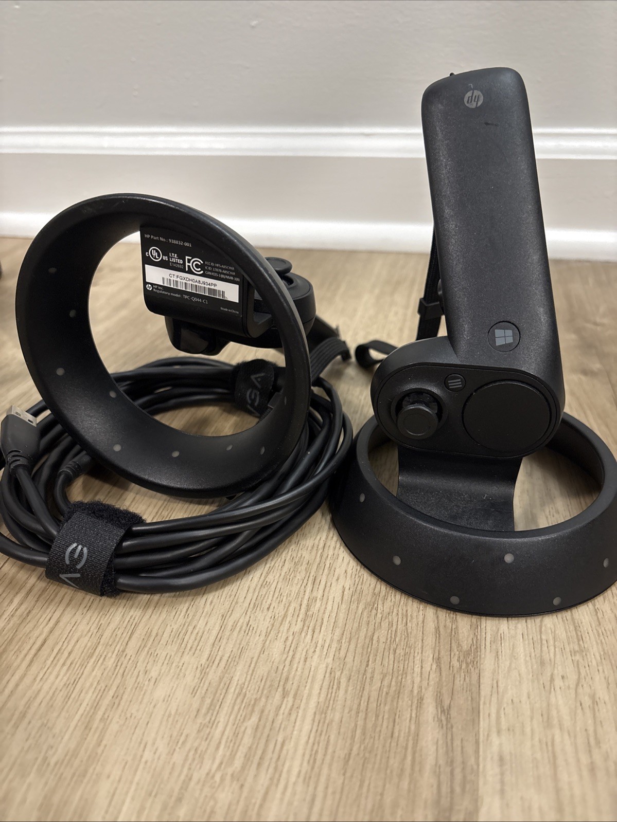 HP VR1000-100 Windows Mixed Reality Headset with Controllers, Black - See Pics