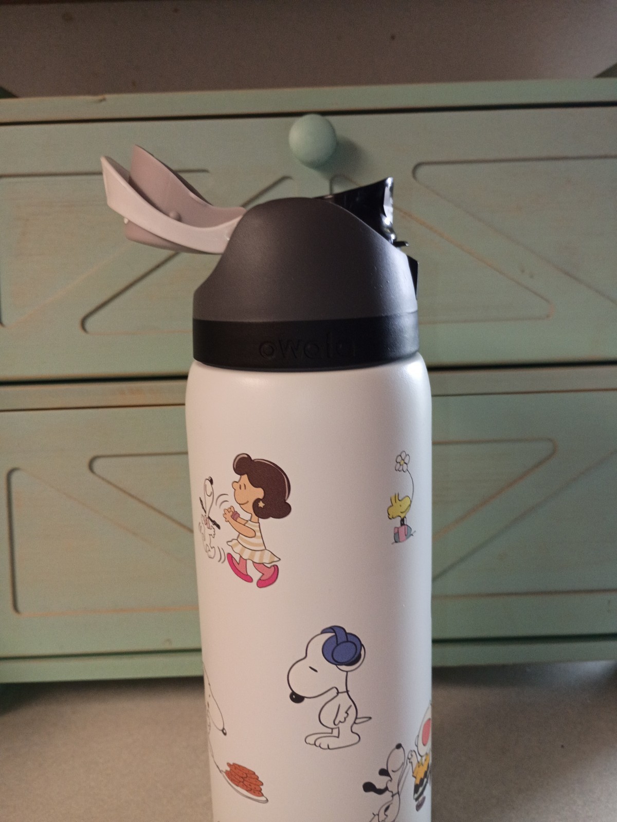 32 Oz. White Snoopy Owala Free Sip