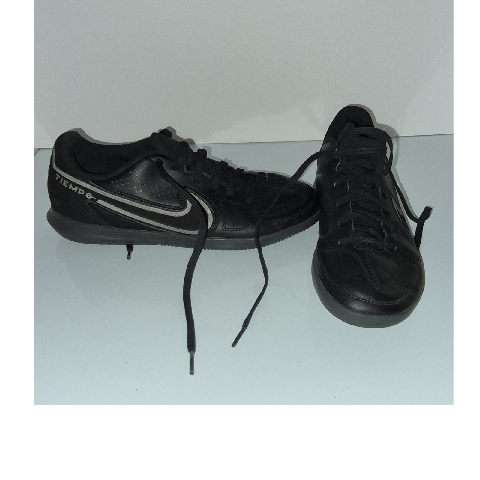 Nike Tiempo Unisex Indoor Soccer Shoes Black Lace-Up, US Size 6 Shoes