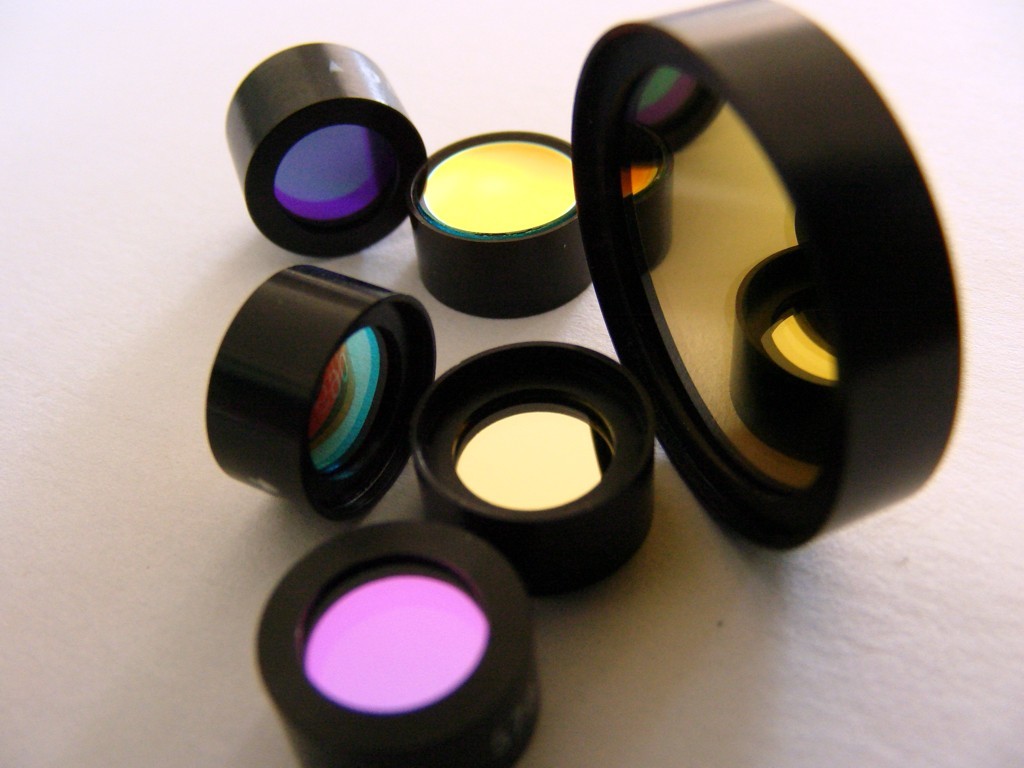 Coated narrow-band lenses for microplate reader fluorescence filter analyzer
