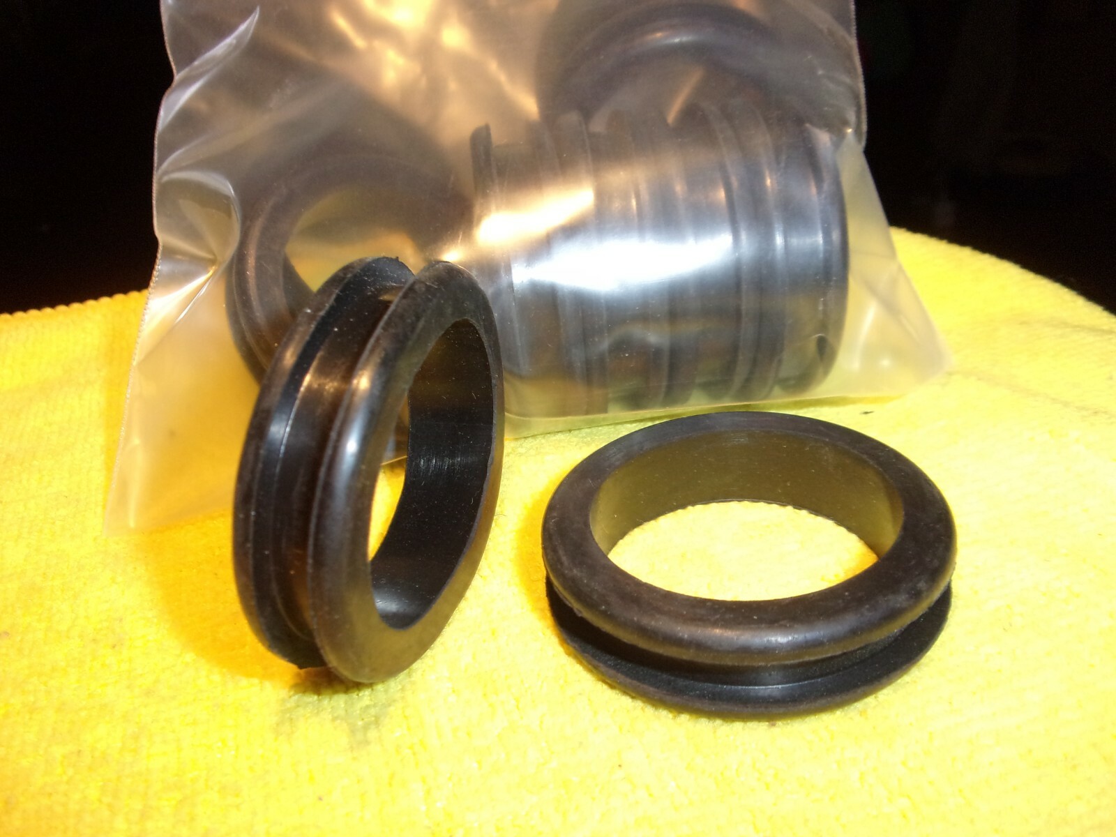 (10) 1 1/2" x 2" x 1/4" rubber grommets