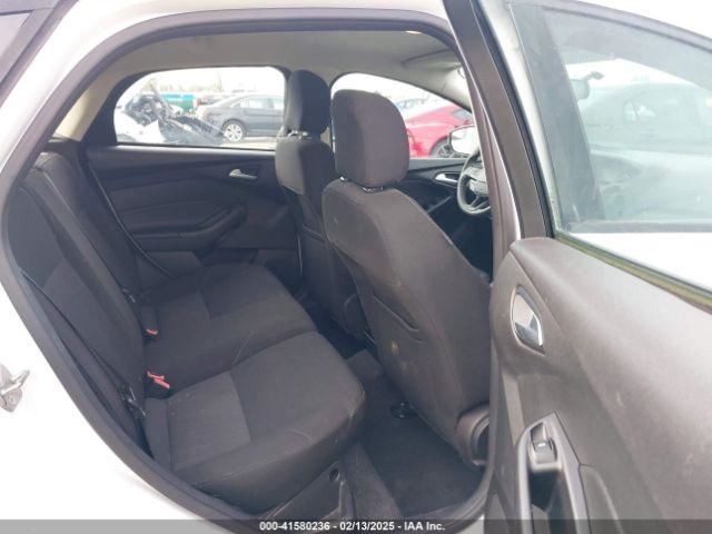 FOCUS 2015 Glove Box 4577676