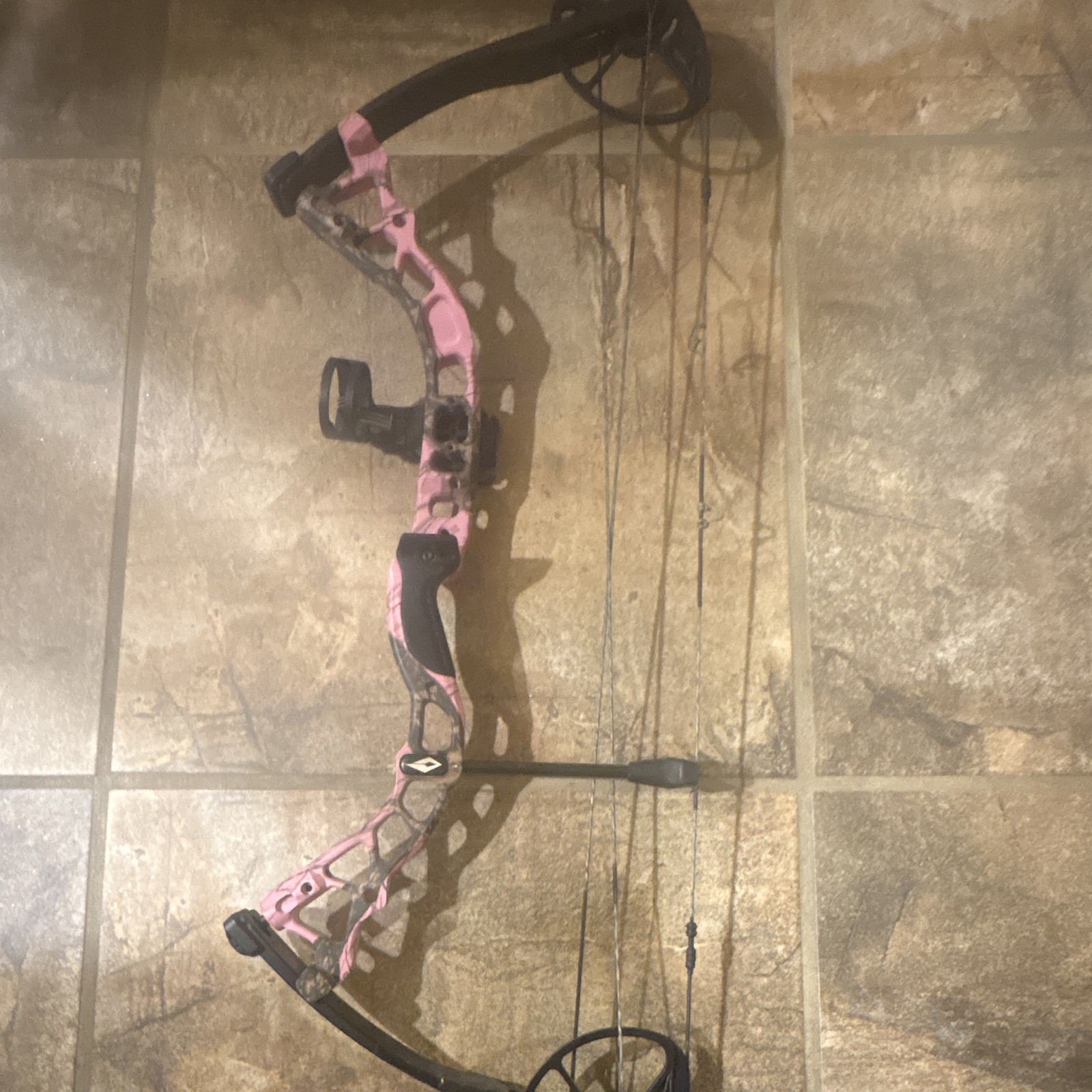 Diamond Archery Infinite Edge Pro RH 70lb 31in Aluminum Bow Hunting Pink/Black