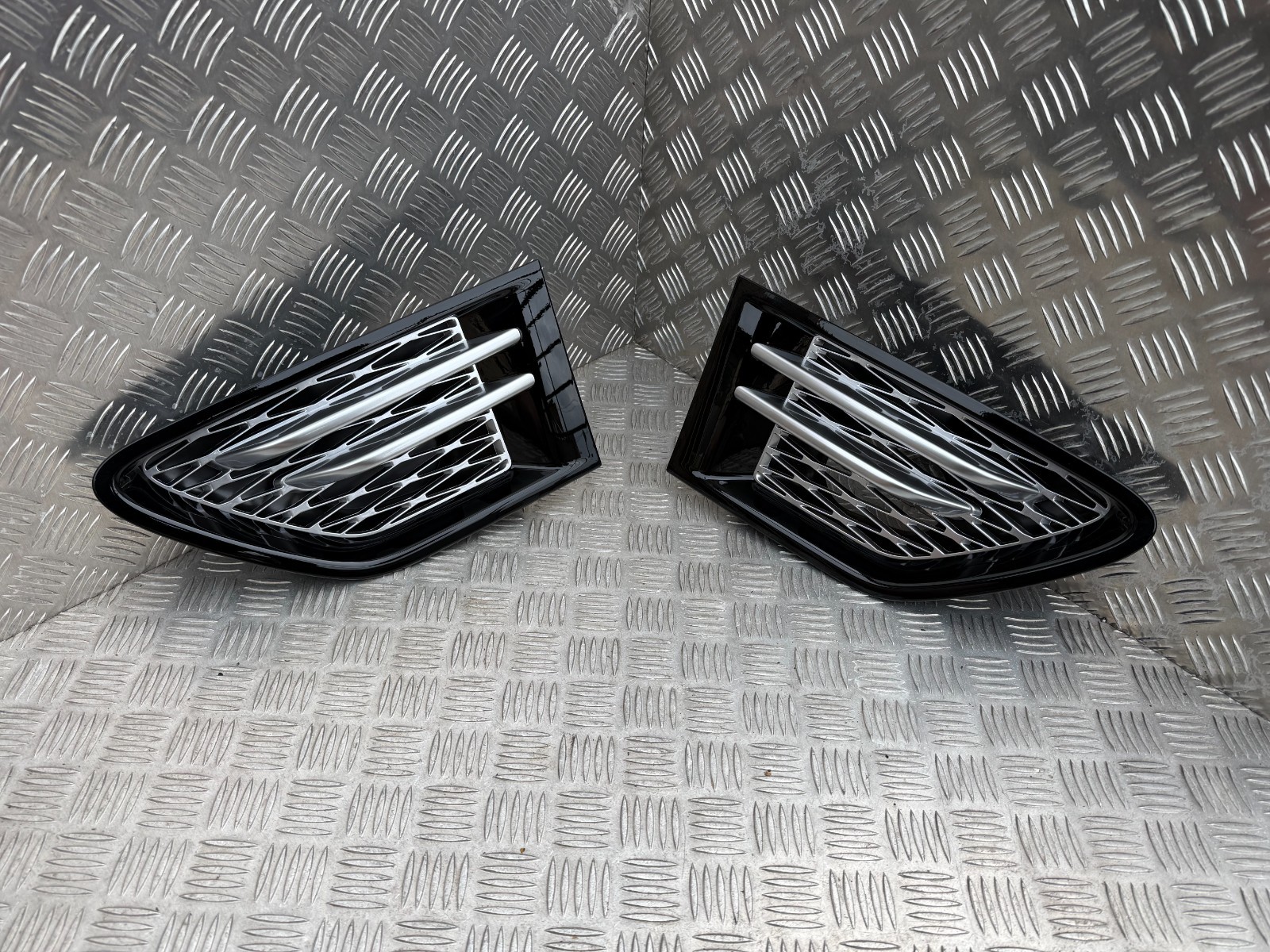 Range Rover Sport L320 09-13 Wing Air Vent Grill - Set Of 2 * Genuine Brand New
