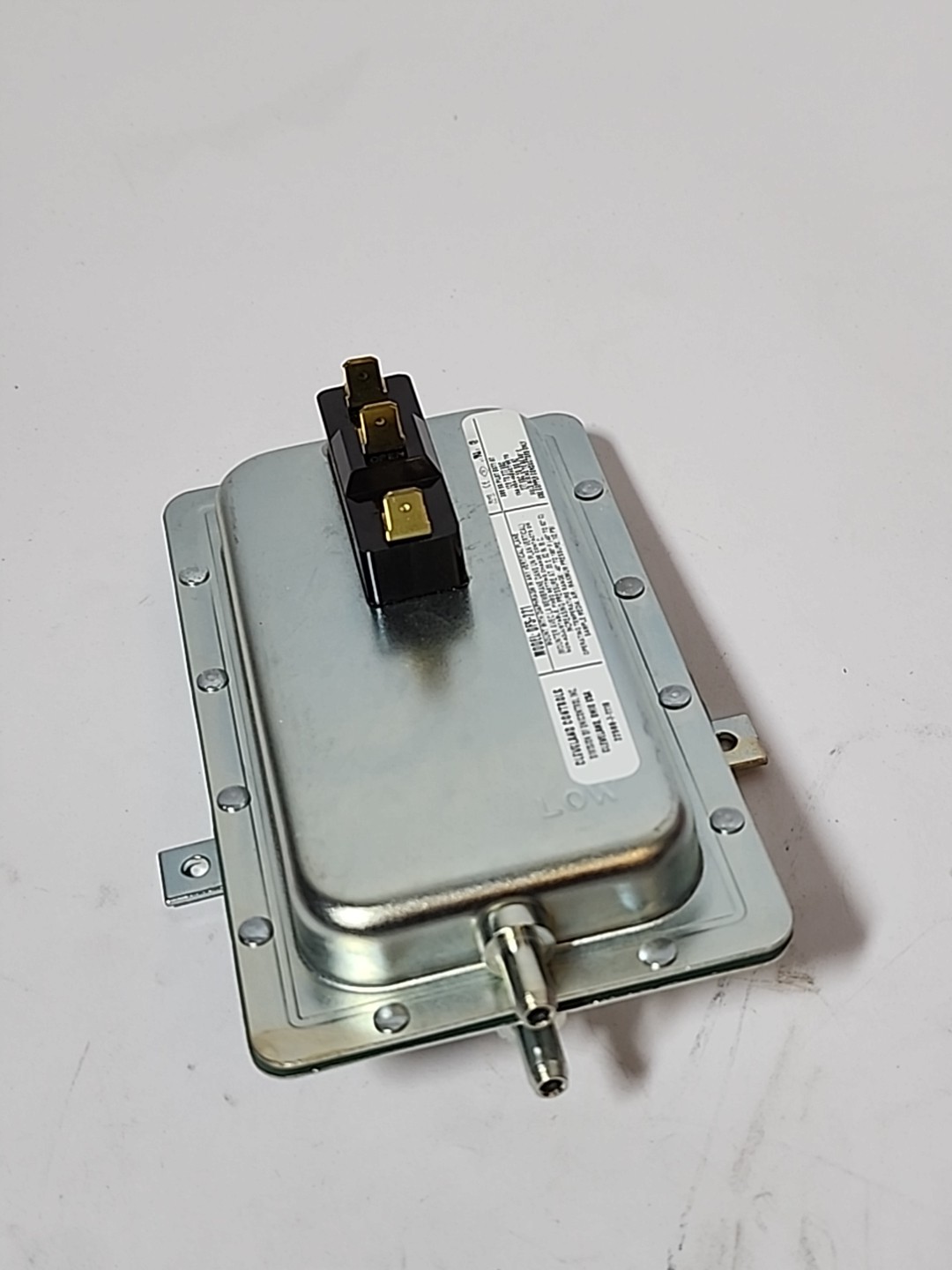 Cleveland Controls DFS-221 Air Proving Pressure Switch Diaphragm Furnace HVAC