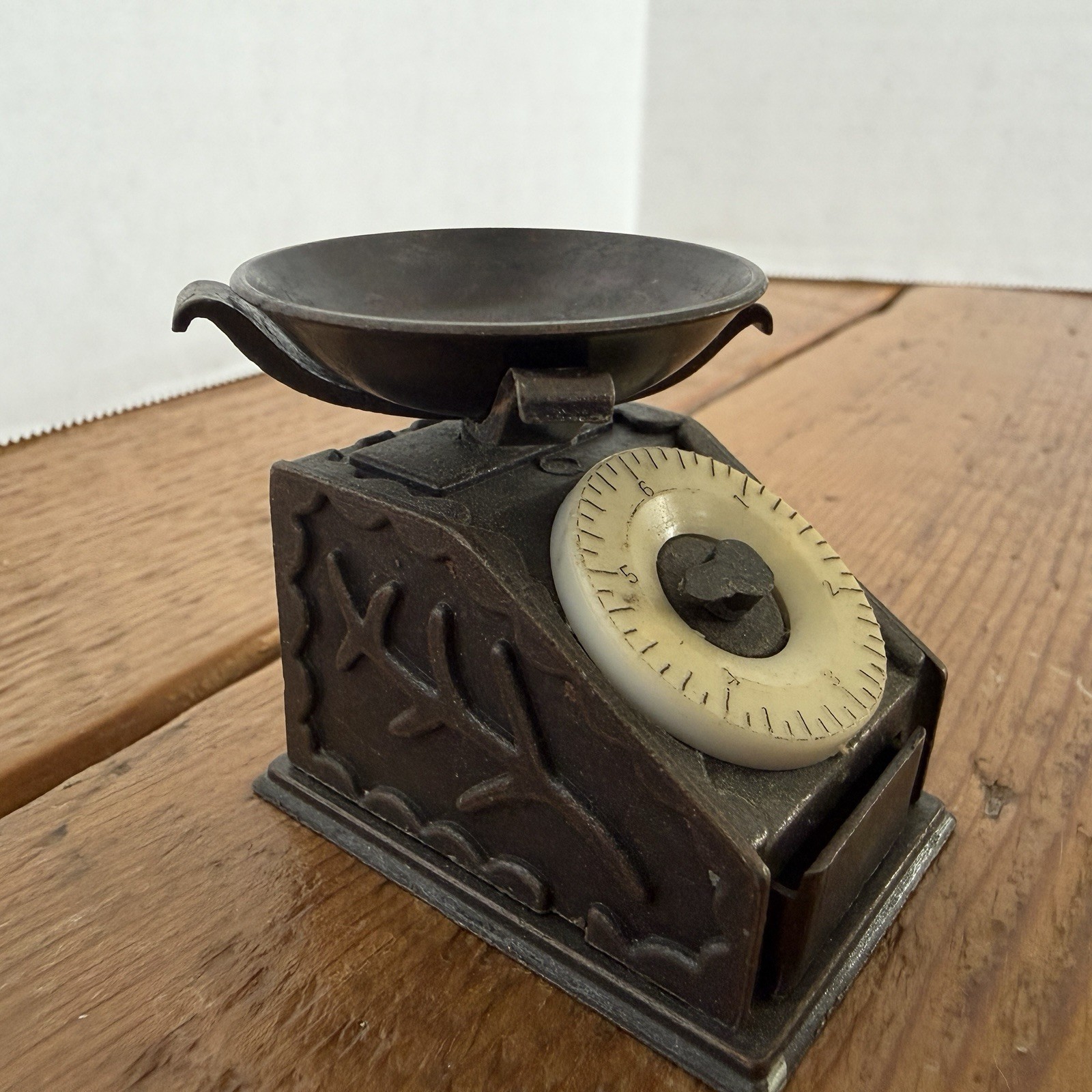 VTG Die Cast Old  Scale  Pencil Sharpener