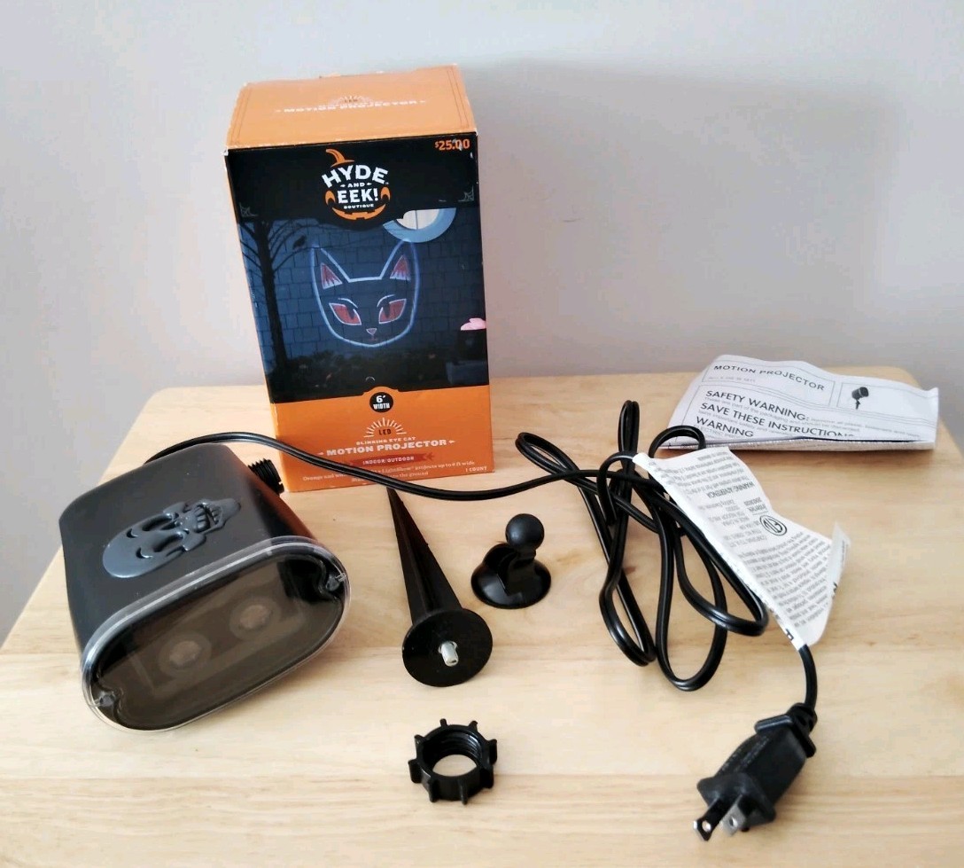 Hyde and Eek - Black Cat - Motion Projector Blinking Eye Cat-Target/ Halloween