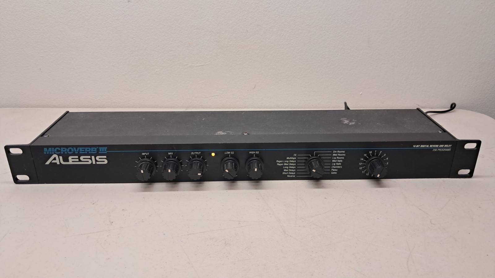 Alesis MicroVerb III 16-Bit Digital Reverb and Delay Effects Processor 3