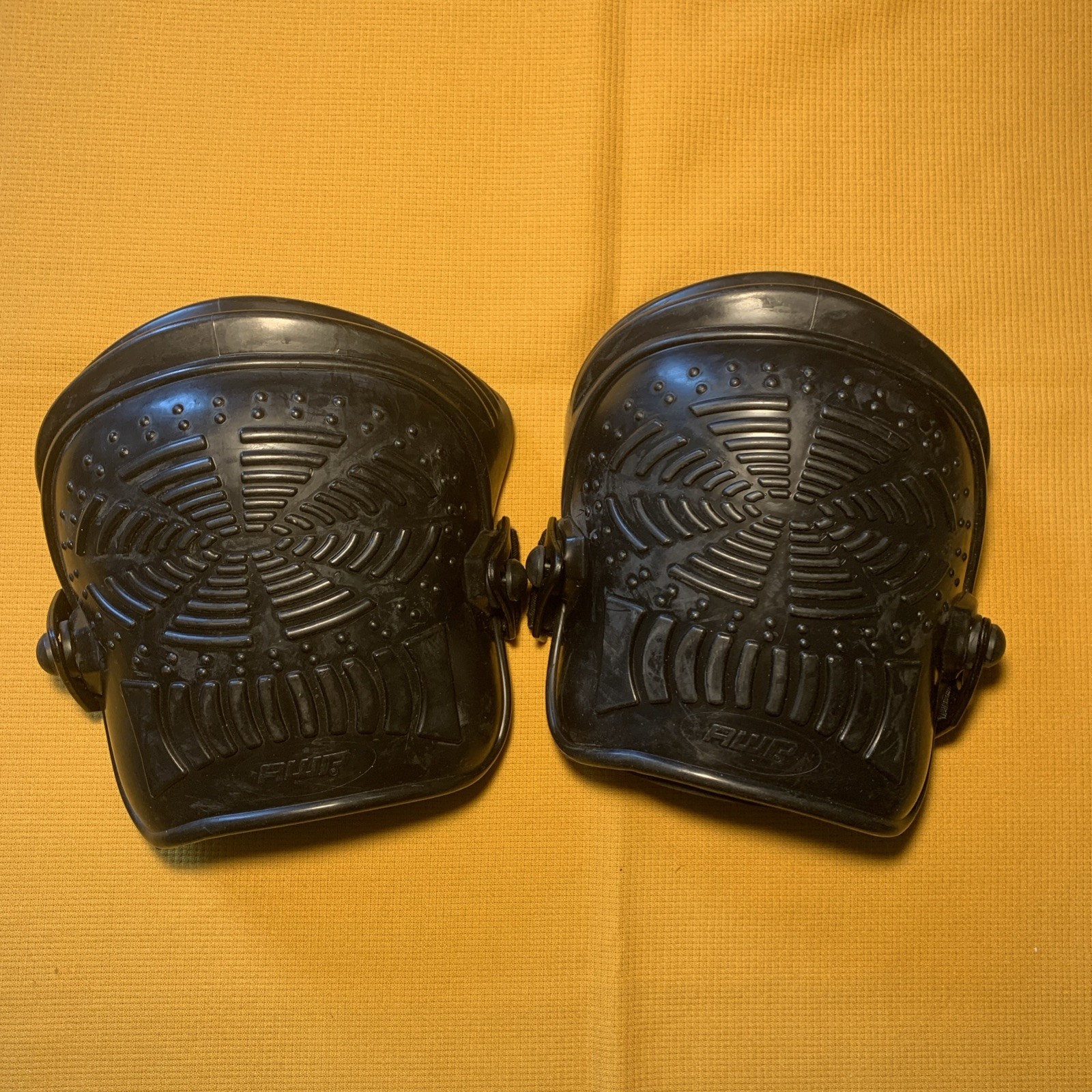 AWP 1L-326 Non-Marring Rubber-Cap Knee Pads, Black