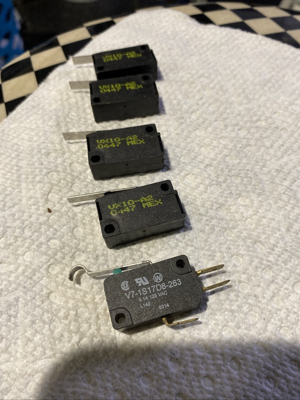 Qty 5  Micro Switches Ux10-A2 0447 & One Is A  V7-1s17D8-263 O.1A 125 Vac L 142