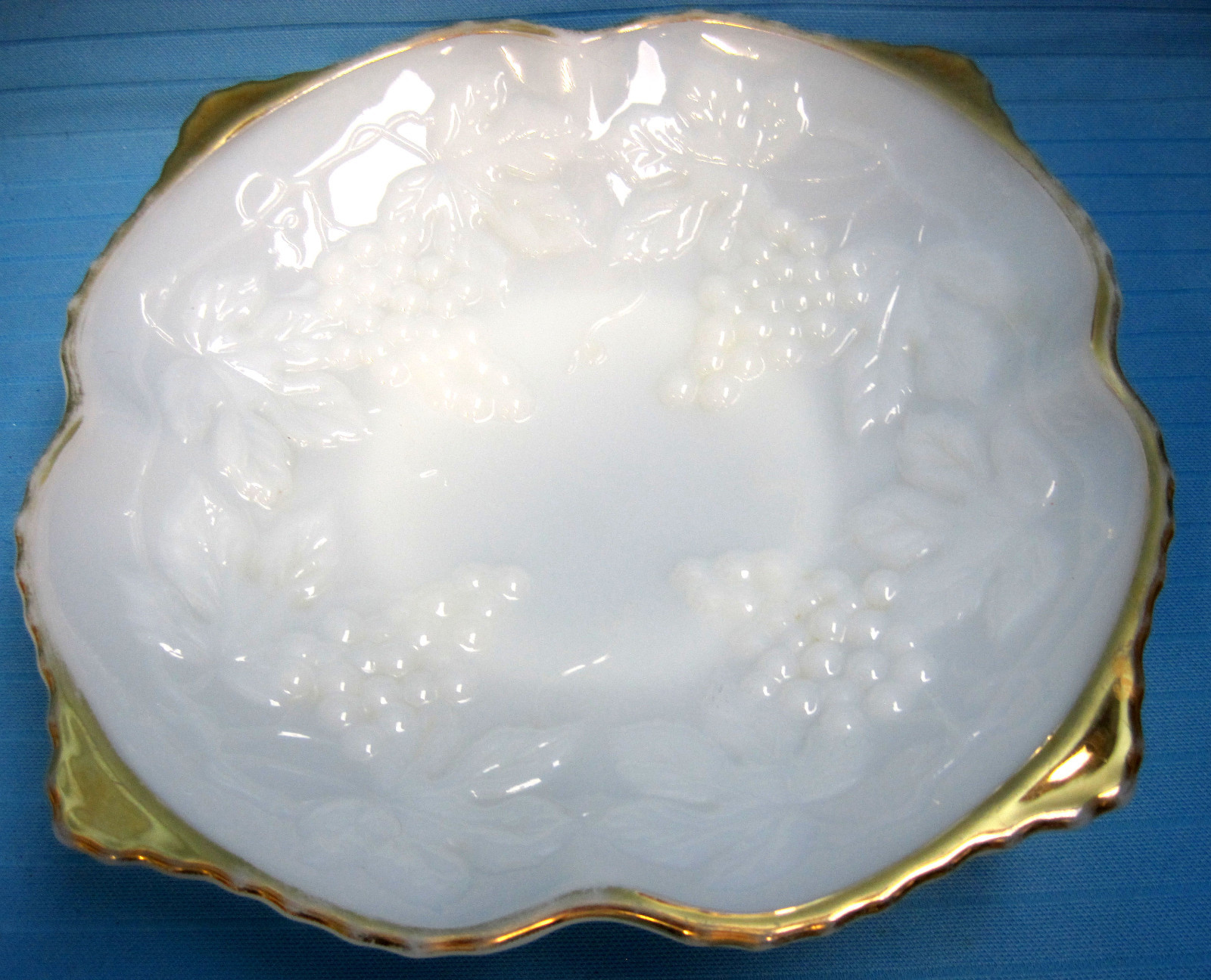 Bowl Anchor Hocking Milk White Glass Mid-Century Fruit Serving Candy Dish