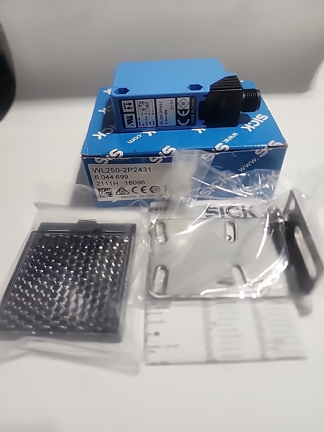 NEW SICK WL250-2P2431 Replace WL250-P430 Photoelectric Sensor Switch WL250-2