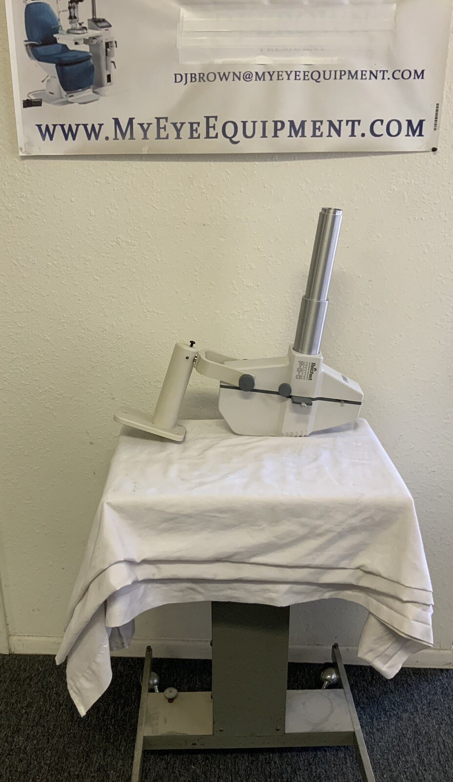 Reichert Longlife Projector w/ wall mount