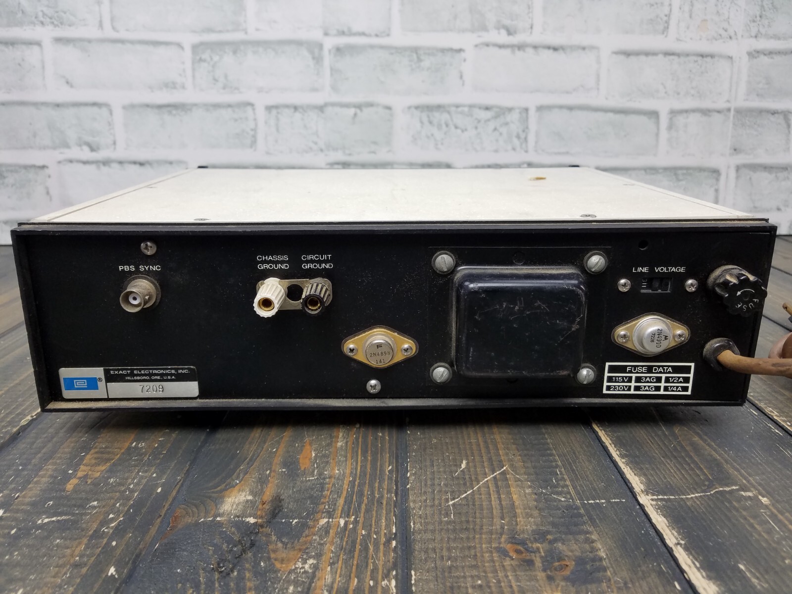 EXACT Electronics MODEL 124 MULTIGENERATOR **TURNS ON / UNTESTED**