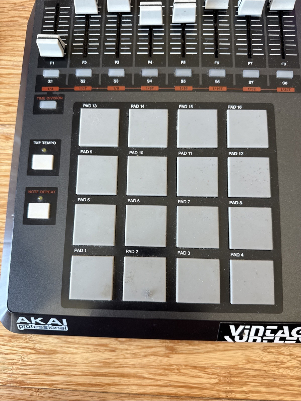 Akai Professional MPD32 USB/MIDI Pad Control Tested And Works Great