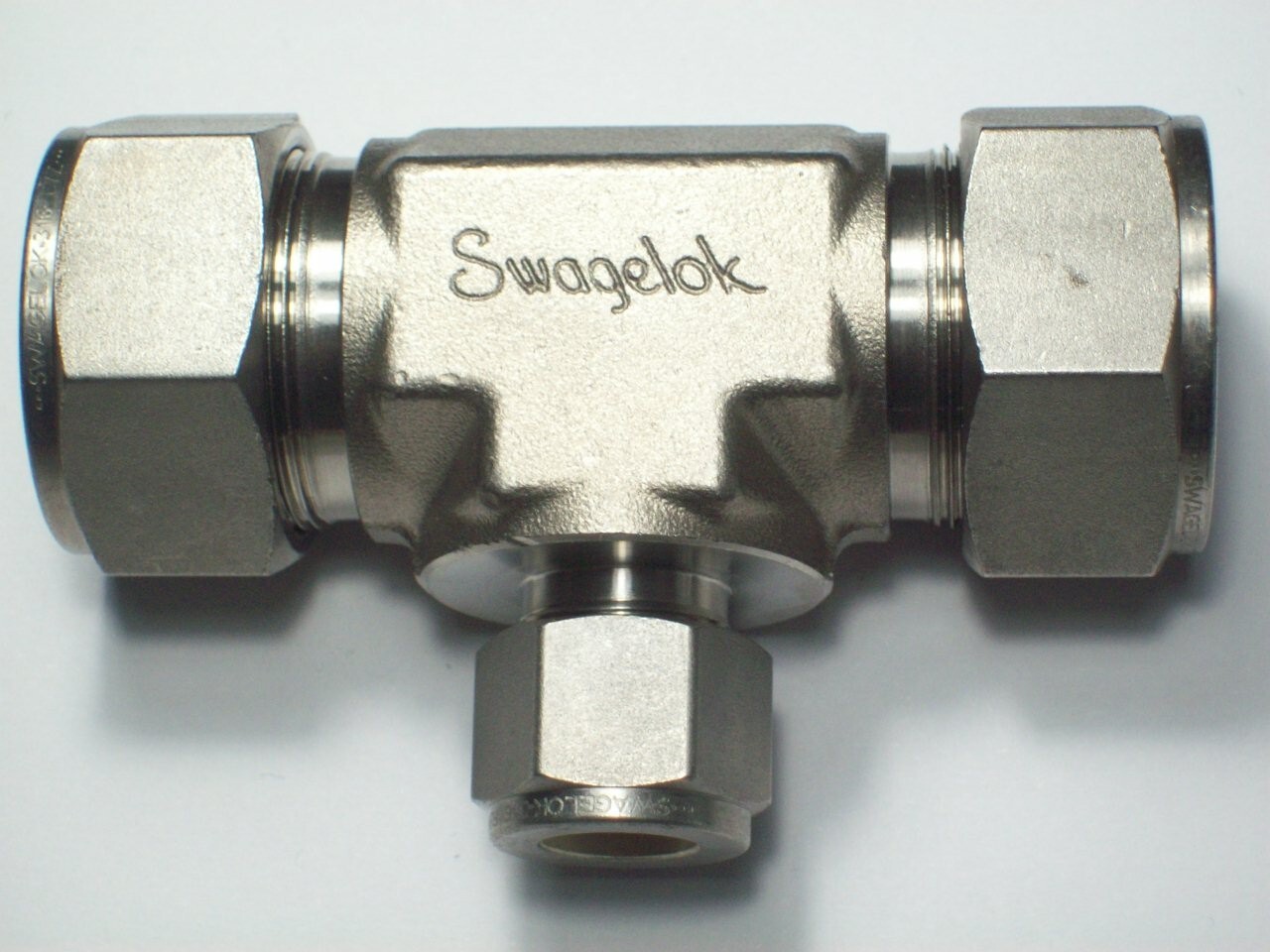1- Swagelok Stainless Steel Reducing Tube Tee, 1" x 1/2" x 1 ", SS-1610-3-16-8BT