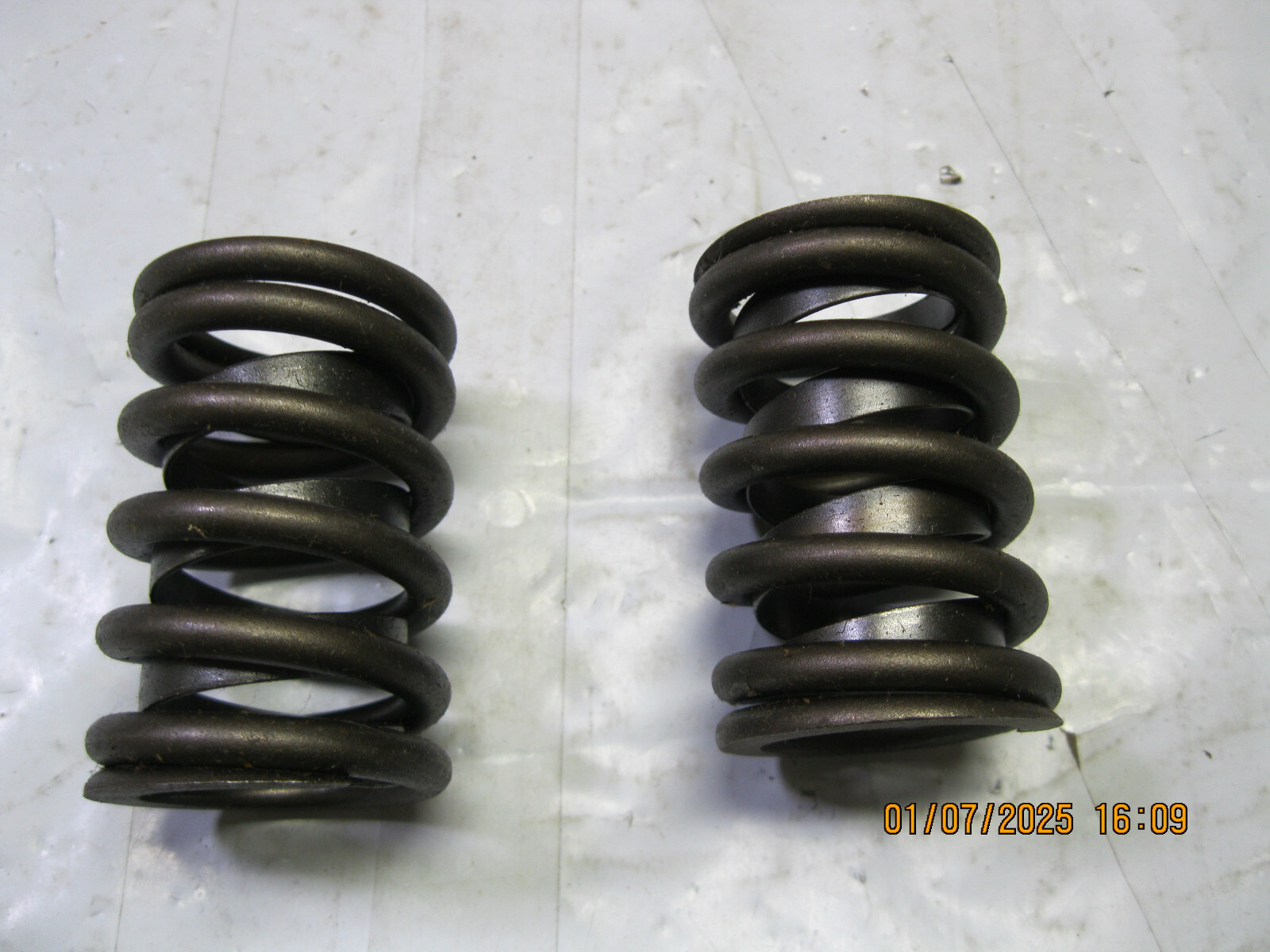 2 Engine Valve Spring Sealed Power VS-682 (2 pack)