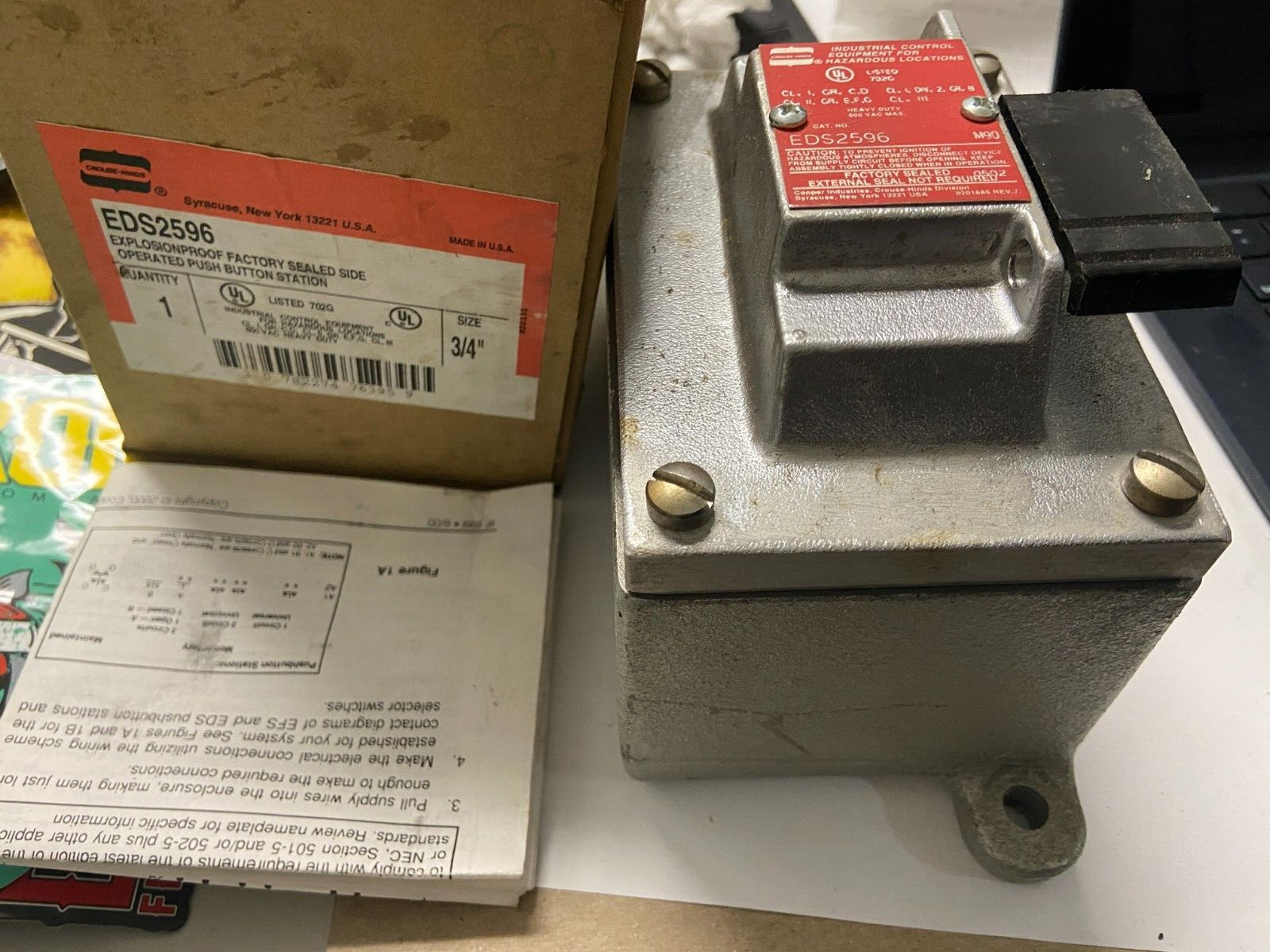 NEW COOPER CROUSE HINDS EDS2596 NIB SIDE OPERATED PUSH BUTTON STATION