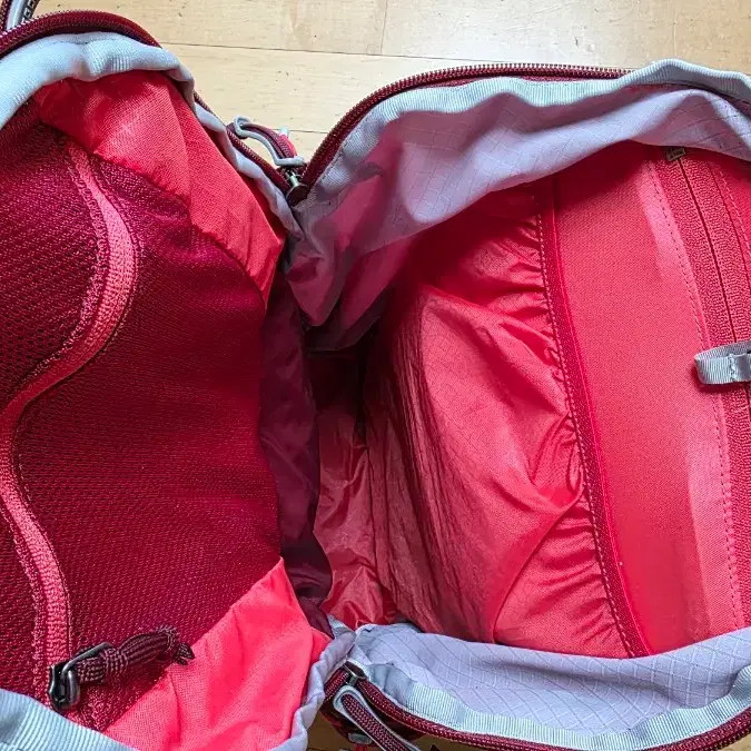 Gregory Jade 28 Hiking Backpack, Lightly Used, Includes Rain Cover