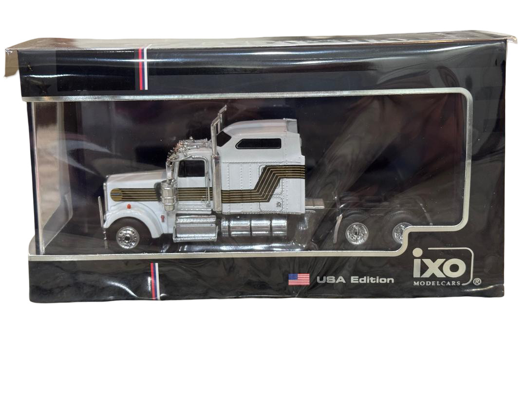 IXO KENWORTH W900 - WHITE WITH COMET 1/64 U64TR011