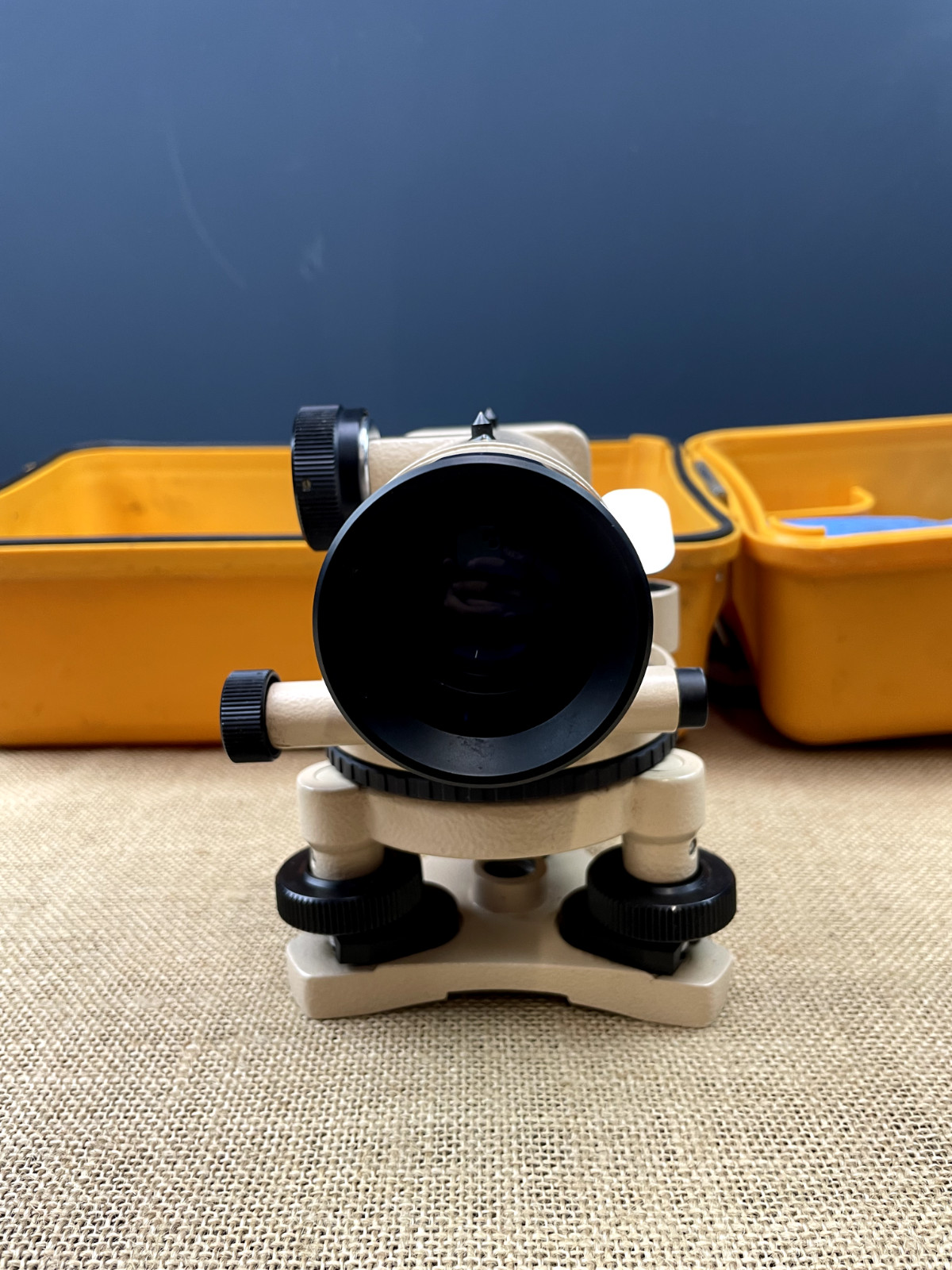 ENGINEERING SURVEYOR TRIPOD AND PROFESSIONAL FUJI - KOH FA22 LEVEL