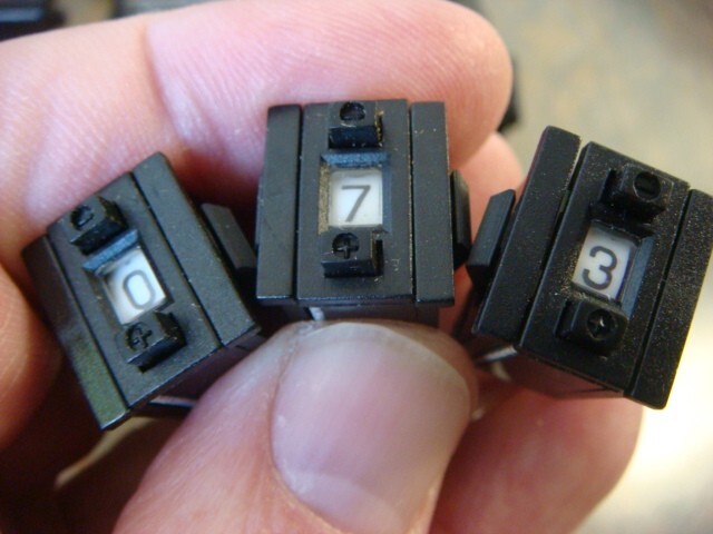 LOT 5 OCTAL [0-7] Thumbwheel (pushbutton) Switches 8264635 -- New and Unused
