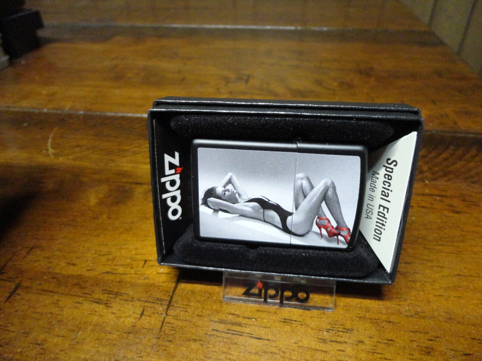 RED SHOE GIRL PINUP ZIPPO LIGHTER MINT IN BOX