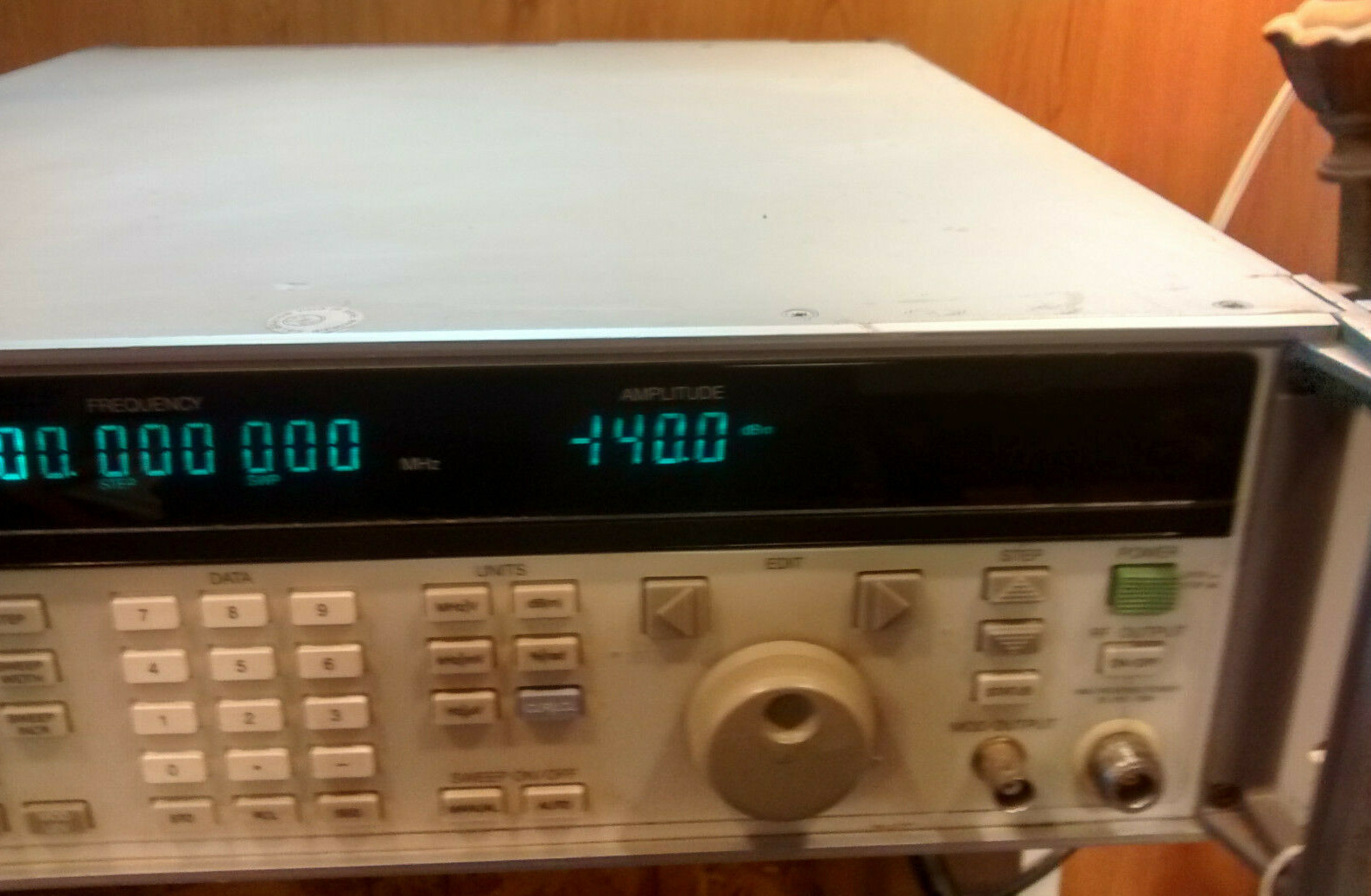 Giga-tronics 6082A Synthesized RF Signal Generator 100 kHz to 2112MHz Option 132