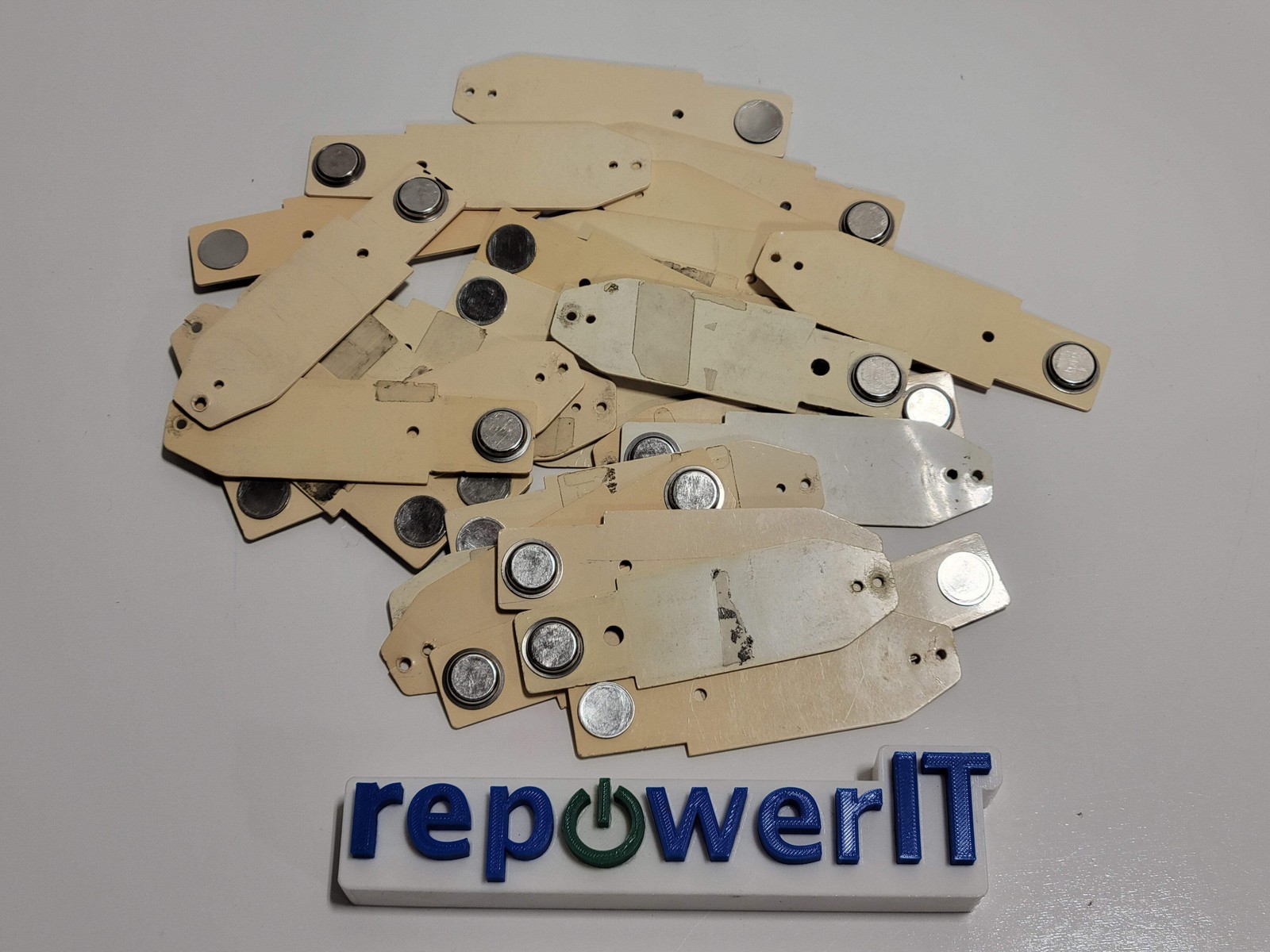 Lot of 28x Generic Key Tags USED