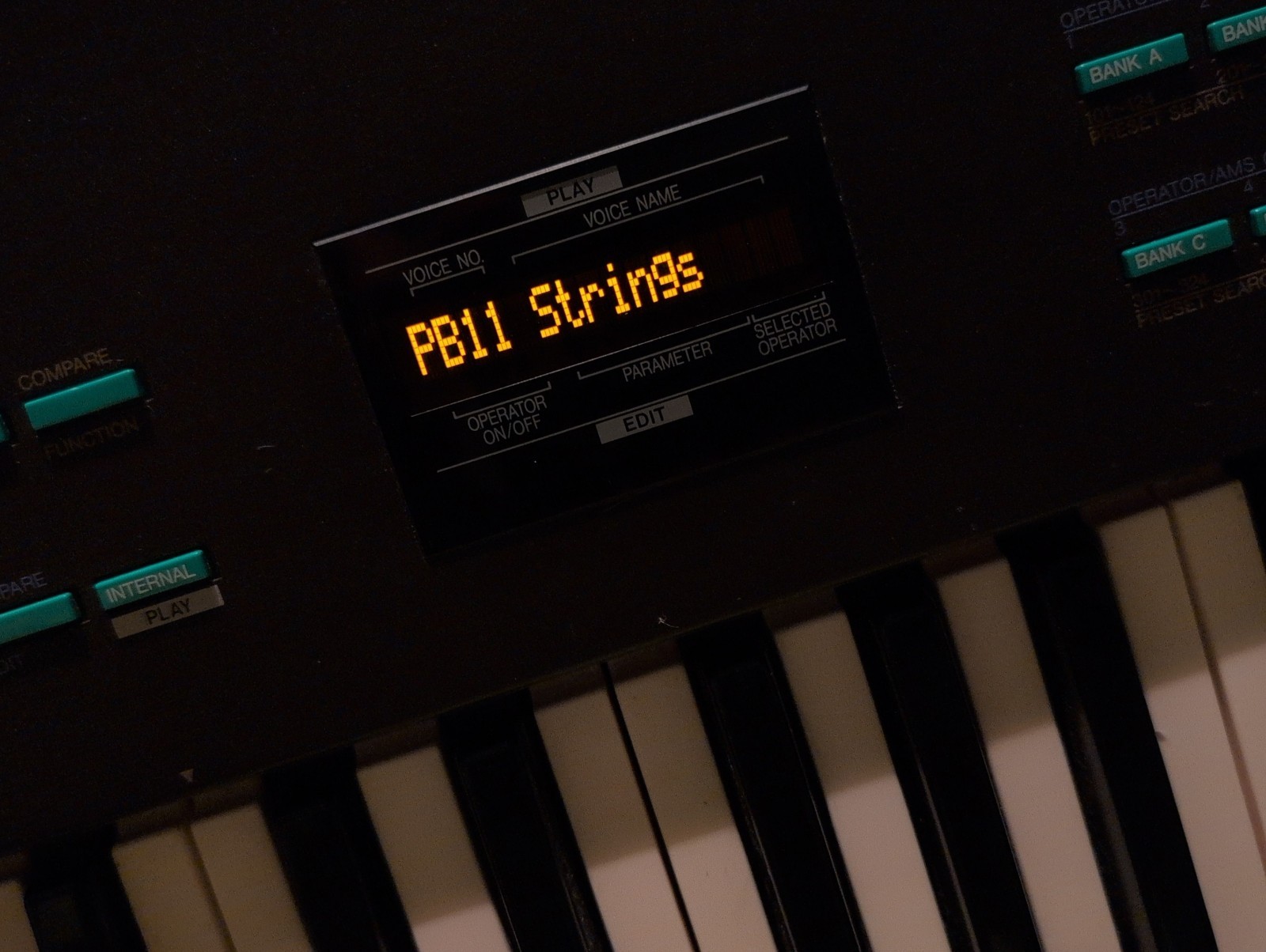 Yamaha DX27 (Super Enhanced Black) M.I.D.S. MODE3 LUX PMVA Display !