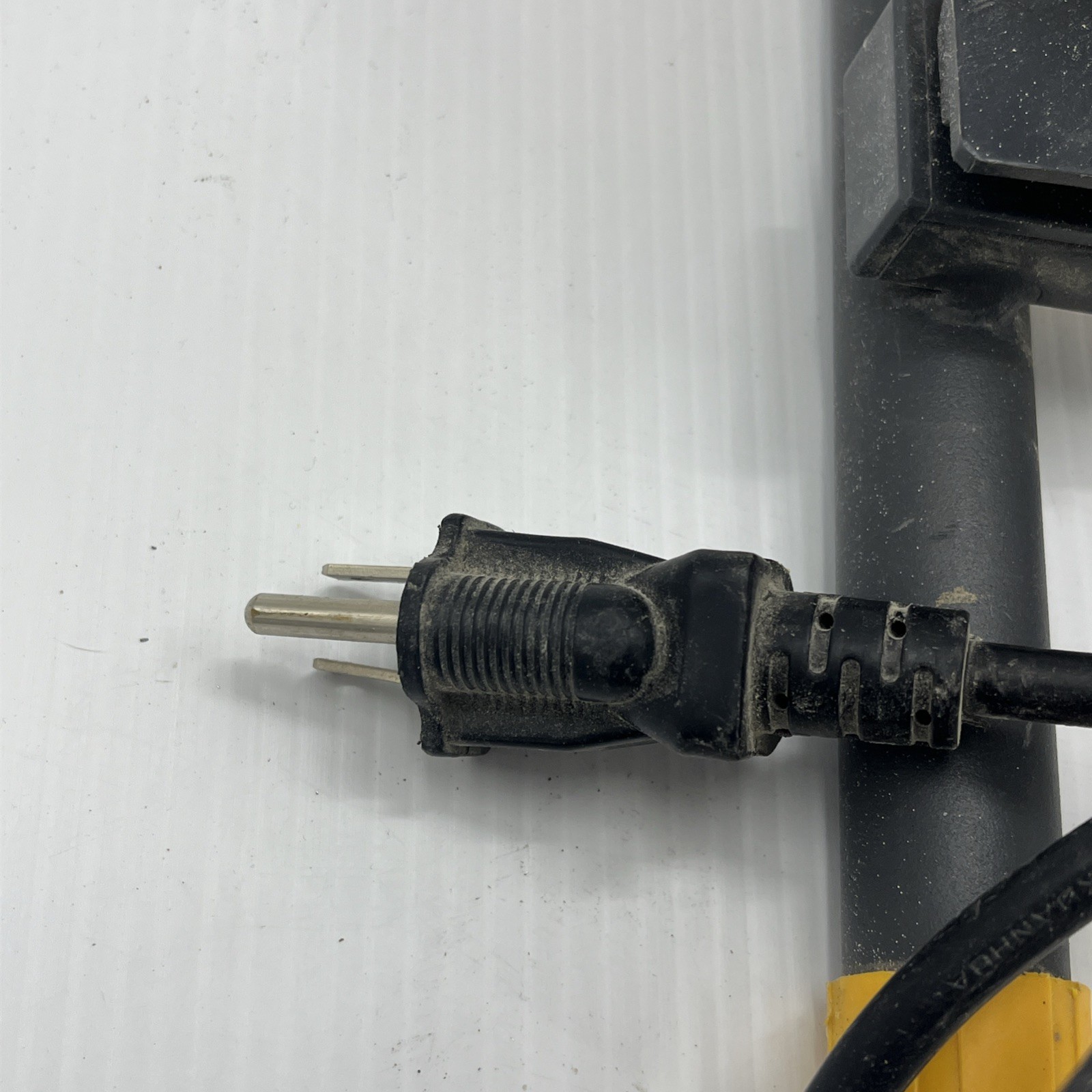 Intertek Portable Work Light, Model 6335, 120 Vac, 60 Hz, 45 W. {LL}.
