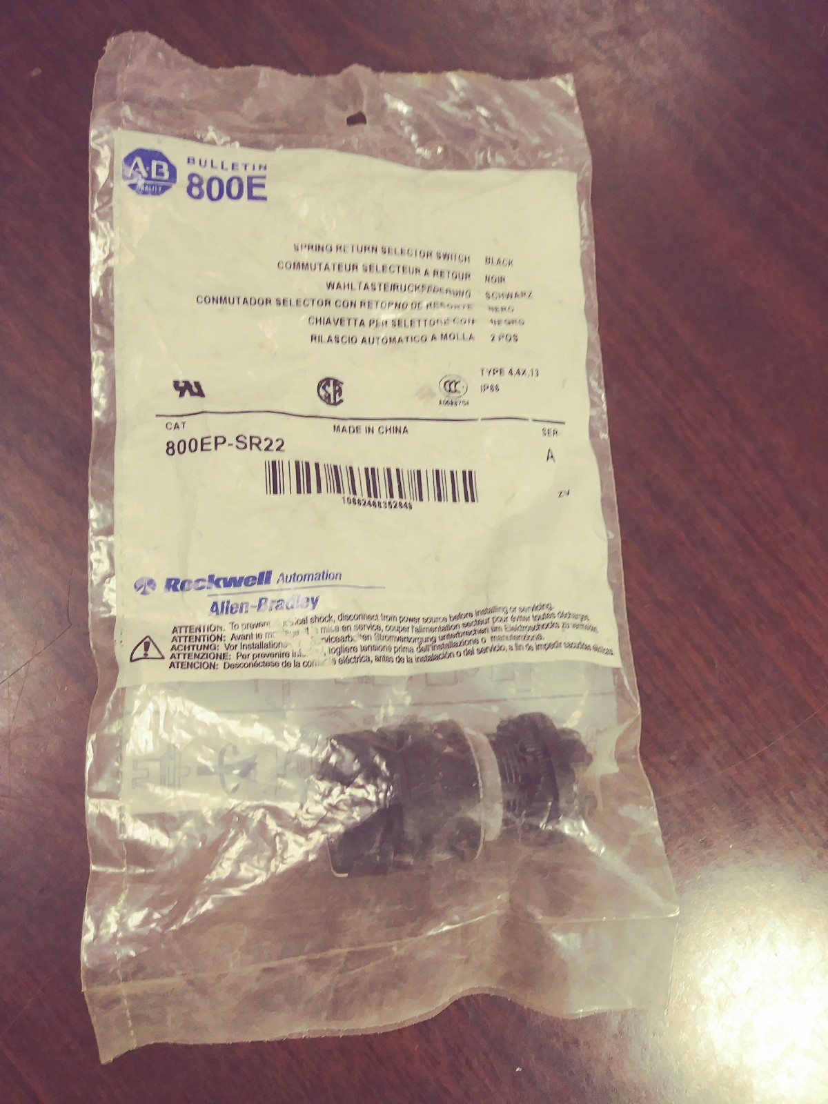 ALLEN BRADLEY 800EP-SR22 SPRING RETURN SELECTOR SWITCH BLACK NEW IN PACKAGE