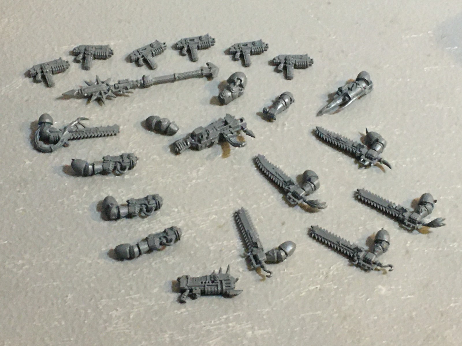 A31085 WARHAMMER 40K CHAOS SPACE MARINES BITS LOT PLASMA PISTOL CHAINSWORD GW