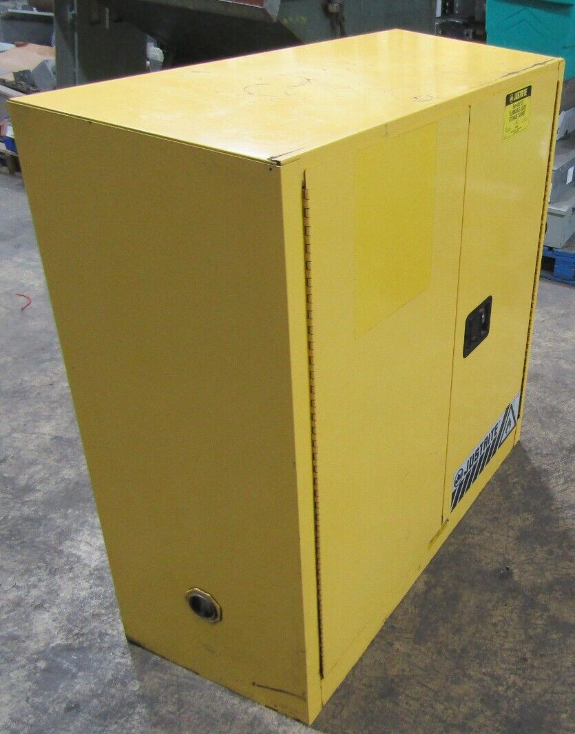 😏 JUSTRITE 30 GAL. CAPACITY FLAMMABLE LIQUID STORAGE CABINET 893000