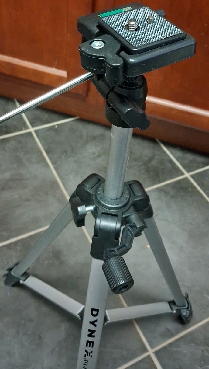 Dynex DX-NW080 Tripod With Carrying Case