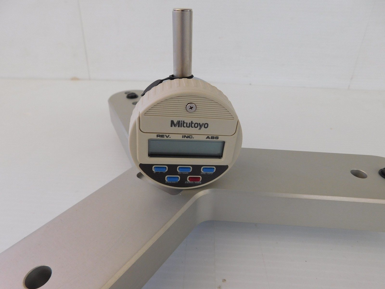 MITUTOYO MODEL IDC-112EB INDICATOR WITH STAND (LEQ91)