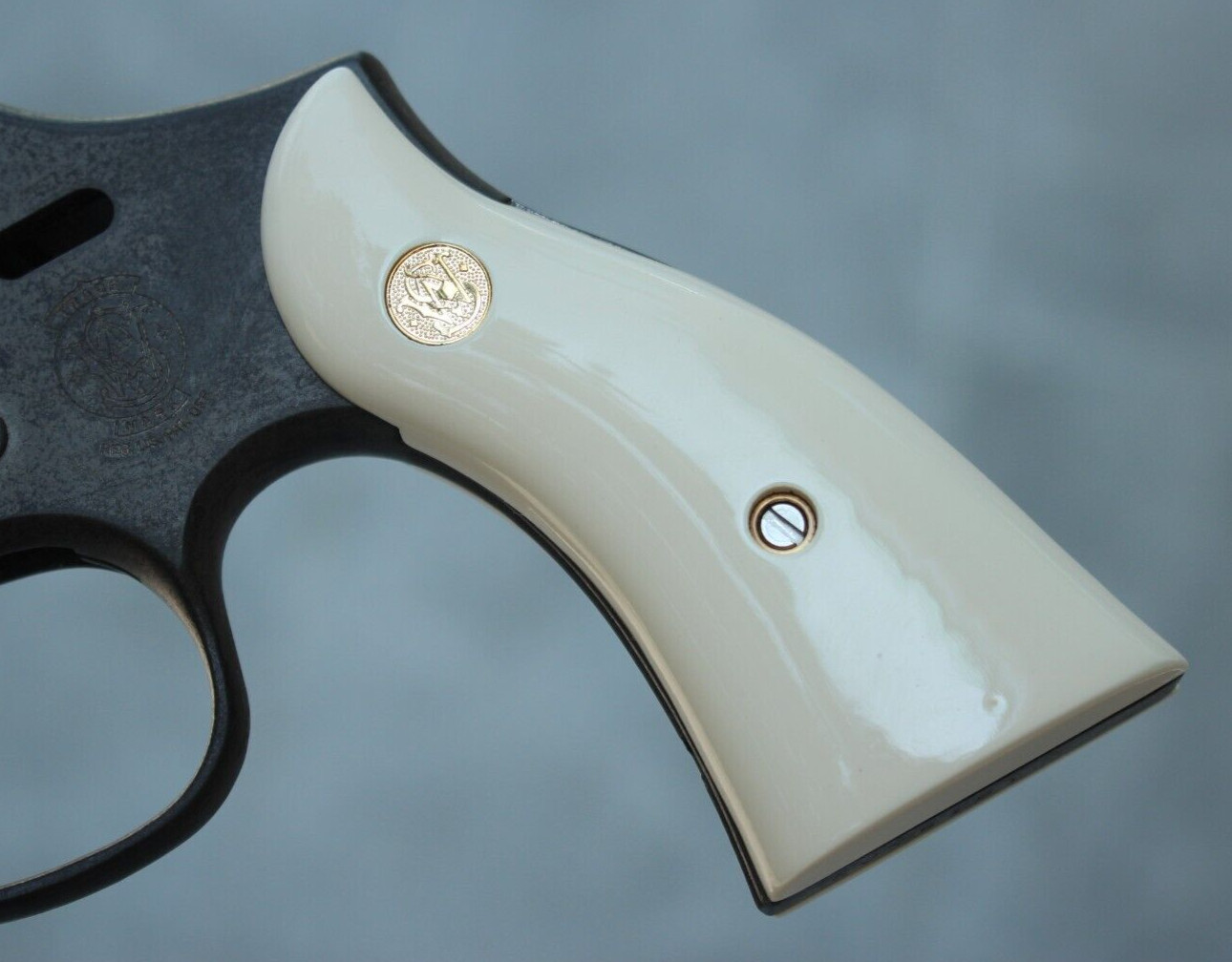 S&W K, L FRAME SQUARE BUTT GRIPS MODEL 66, 617, 686 RESIN IVORY NICE # GOLD MED