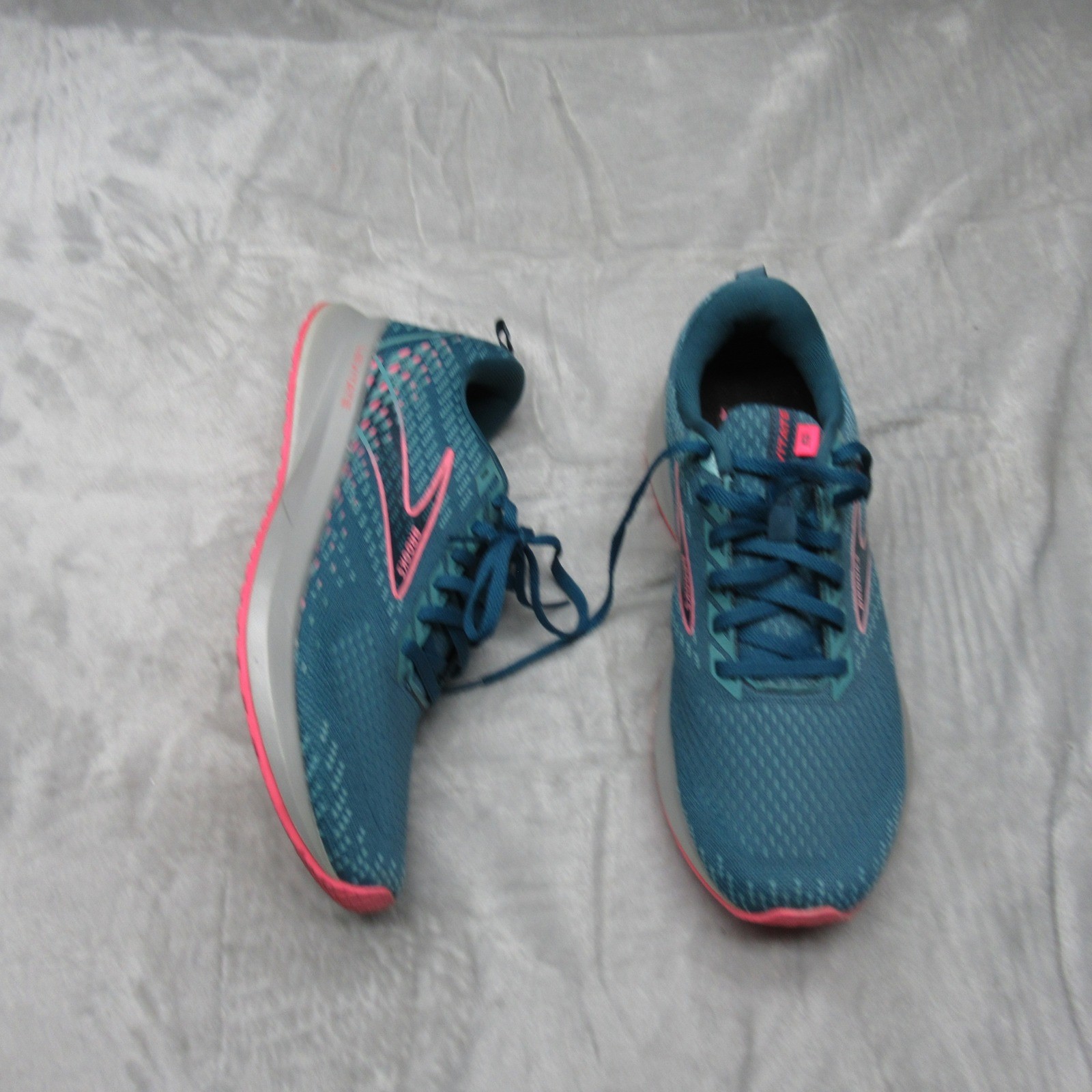 Brooks Women Running Shoe 9.5 B Blue Levitate 5 Lightweight Cushion Lightly Used