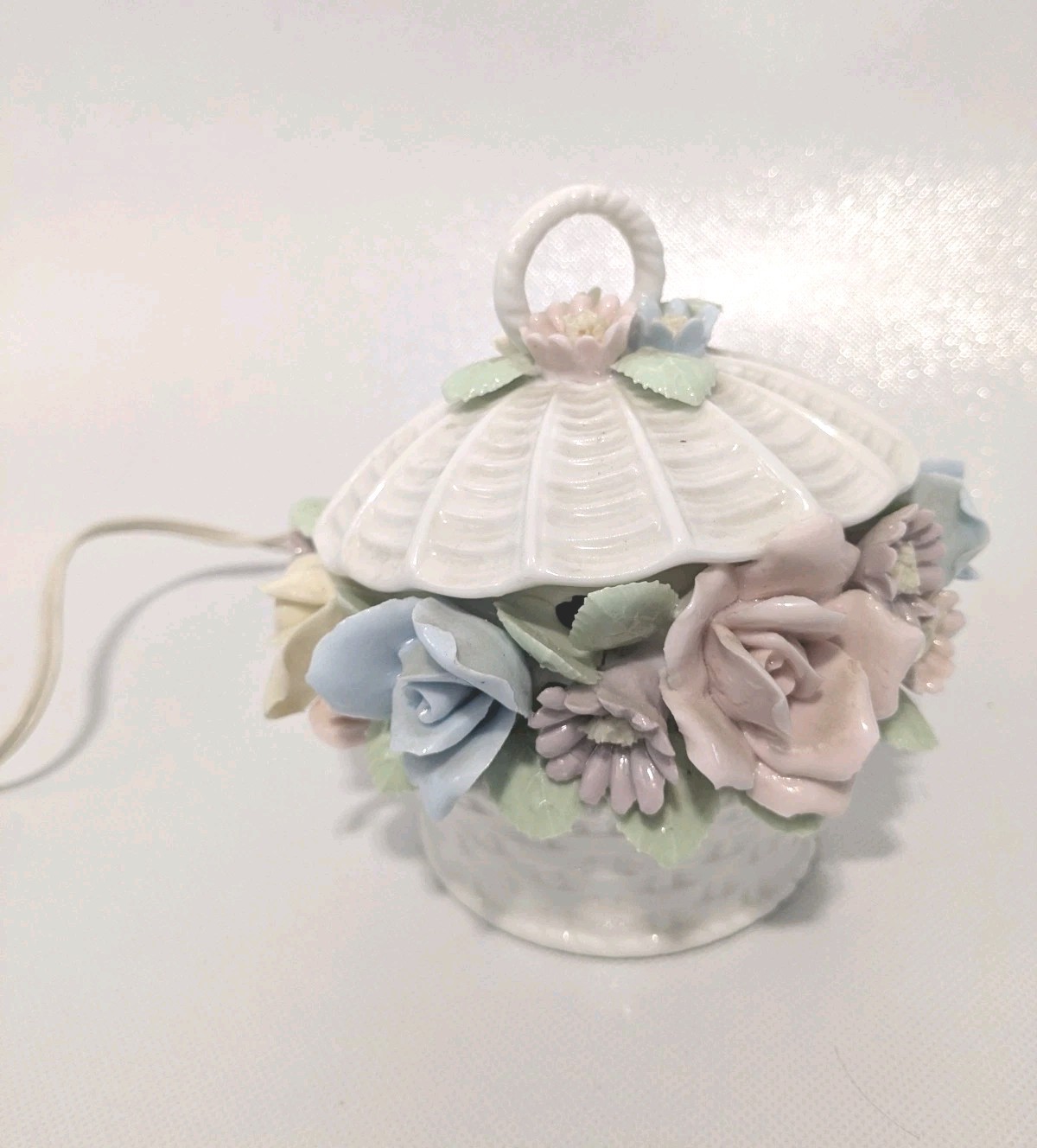 Ardalt Vintage Floral Flower Basket Nightlight Overflowing Flowers 5.5 x 4.75"