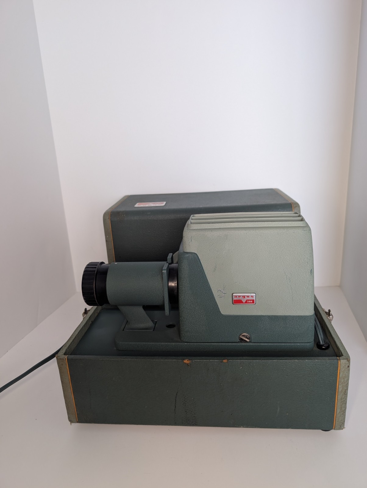 Vintage - Argus 300 Projector w/ Carrying Case WORKS! Tested