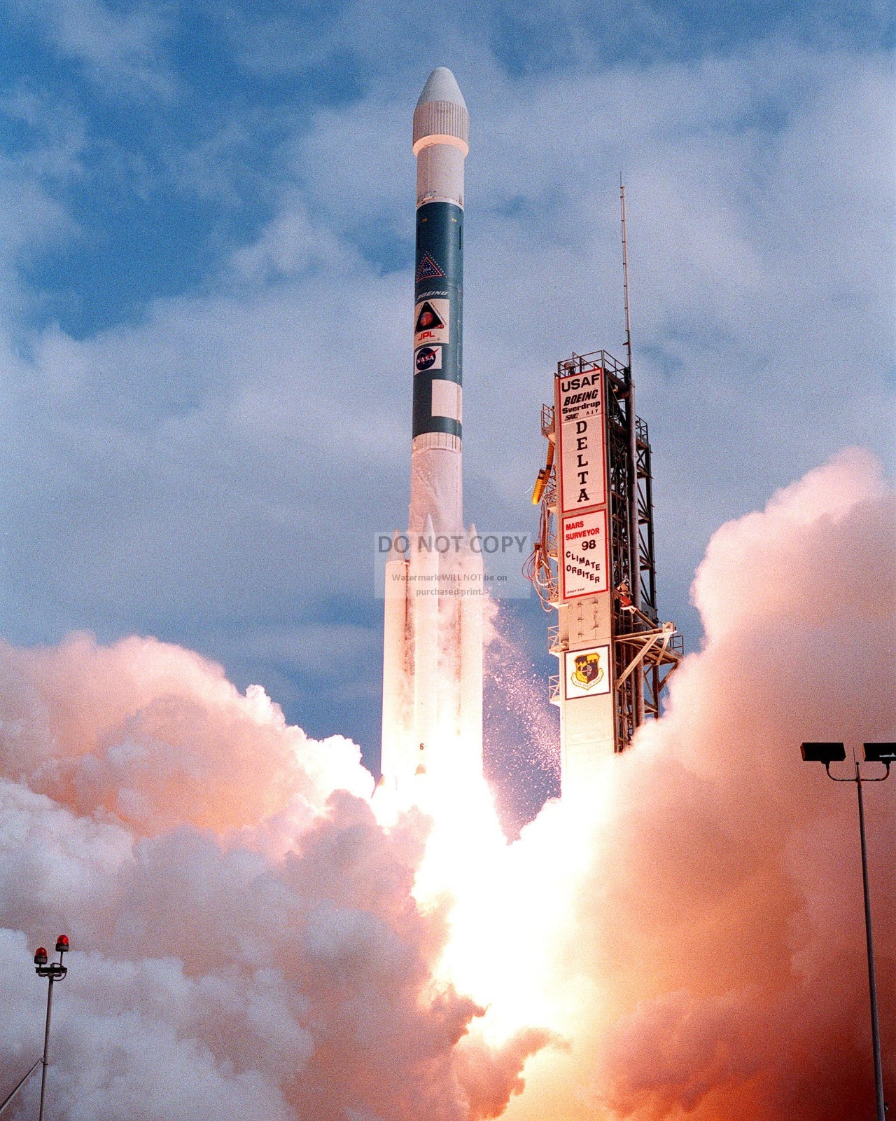 LIFTOFF OF MARS CLIMATE ORBITER AT CAPE CANAVERAL - 8X10 NASA PHOTO (BB-378)