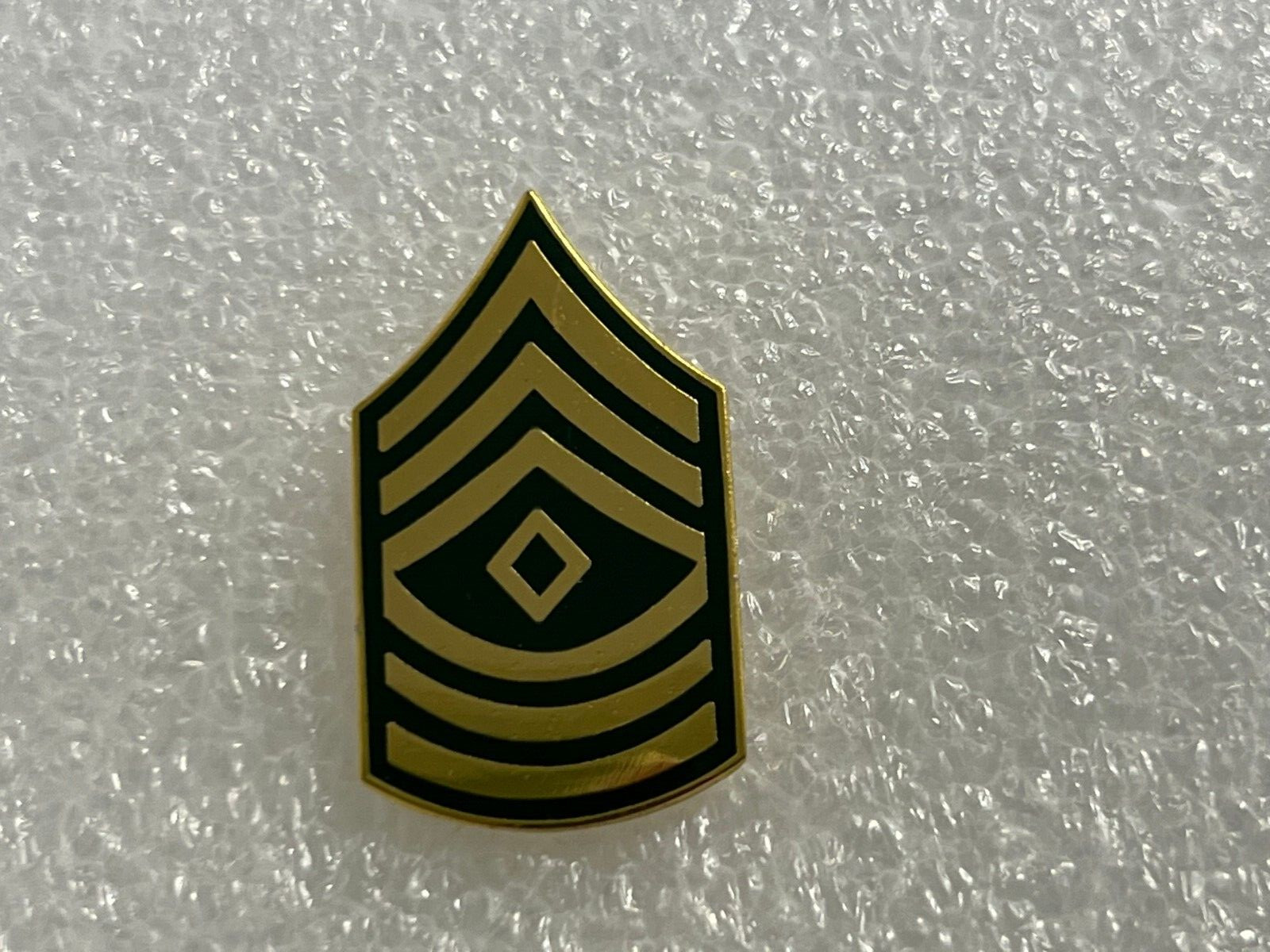 US ARMY FIRST SERGEANT (E-8) RANK HAT PIN BRASS ON OD GREEN BACKGROUND (HO)